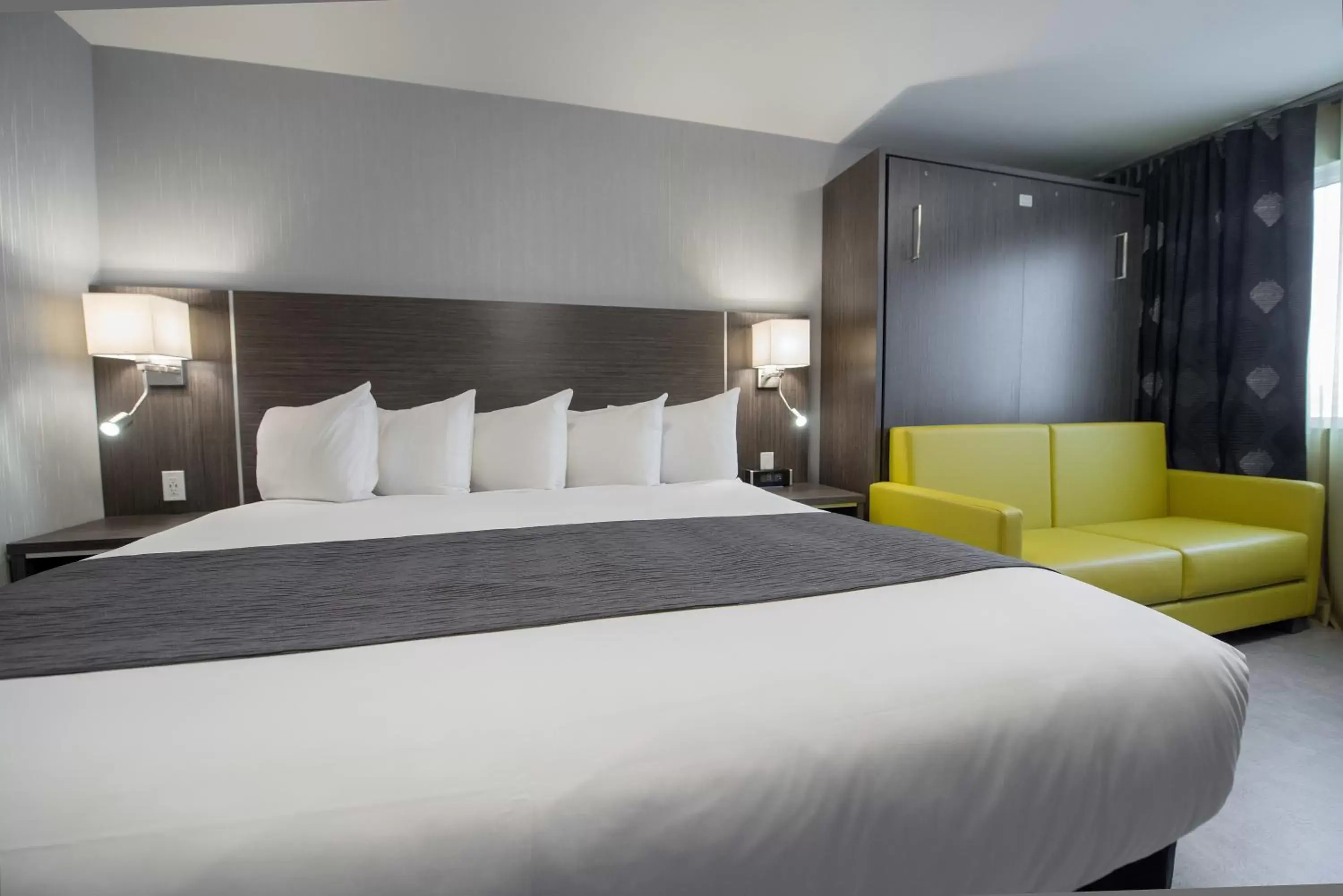 Bed in Hôtel & Suites Le Dauphin Québec