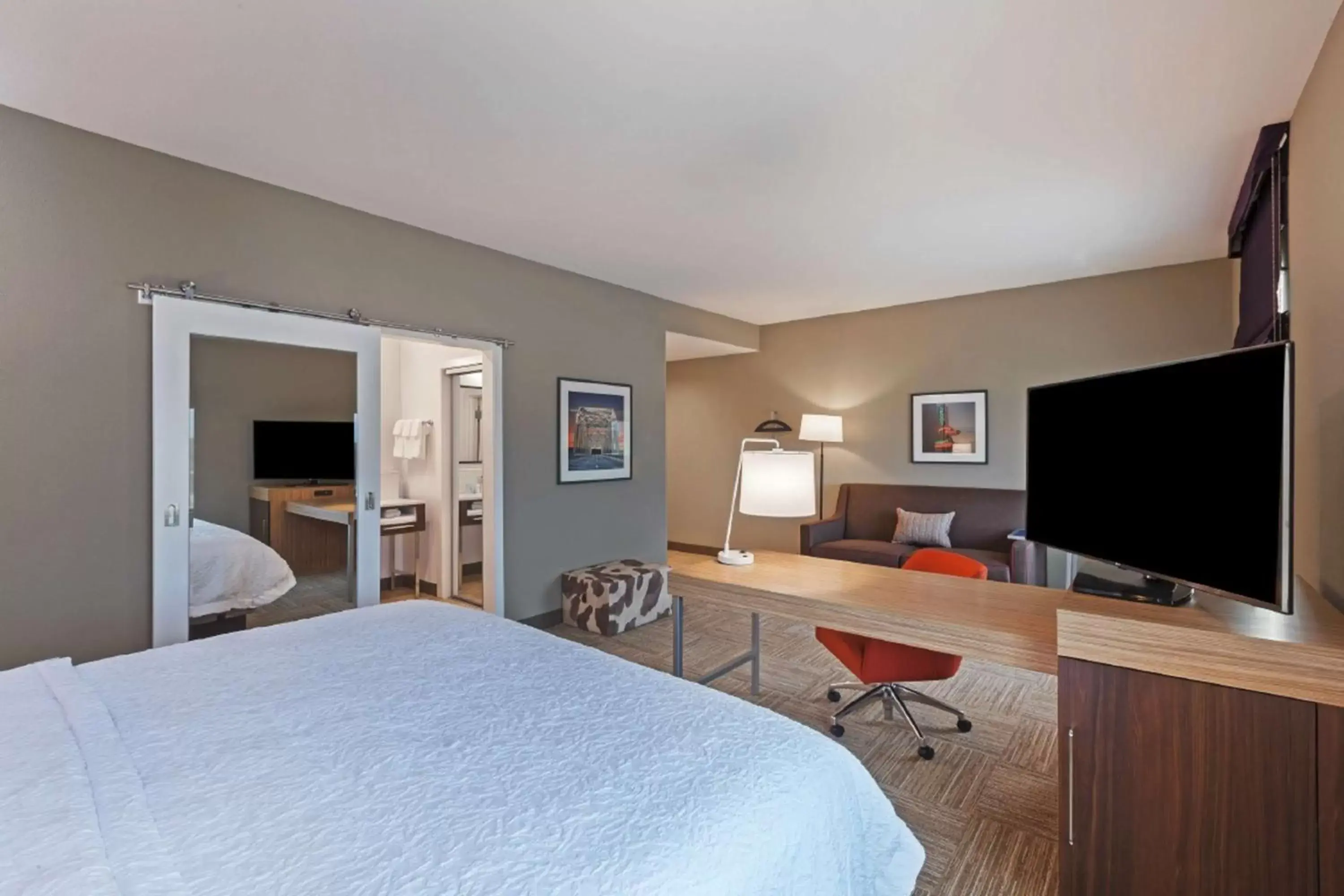 Bedroom, TV/Entertainment Center in Hampton Inn By Hilton Bulverde Texas Hill Country