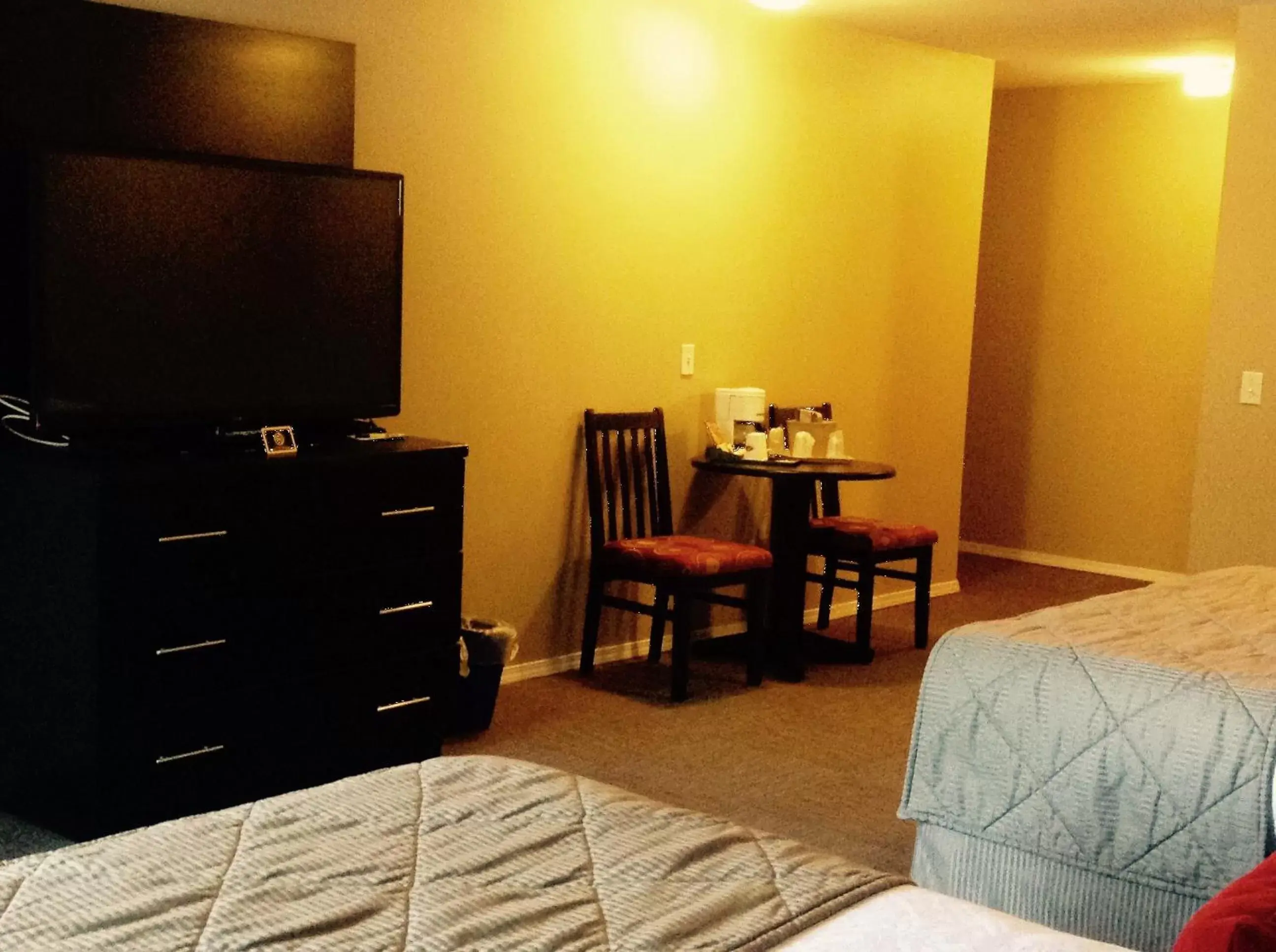 TV and multimedia, Bed in Super 8 by Wyndham West Kelowna BC