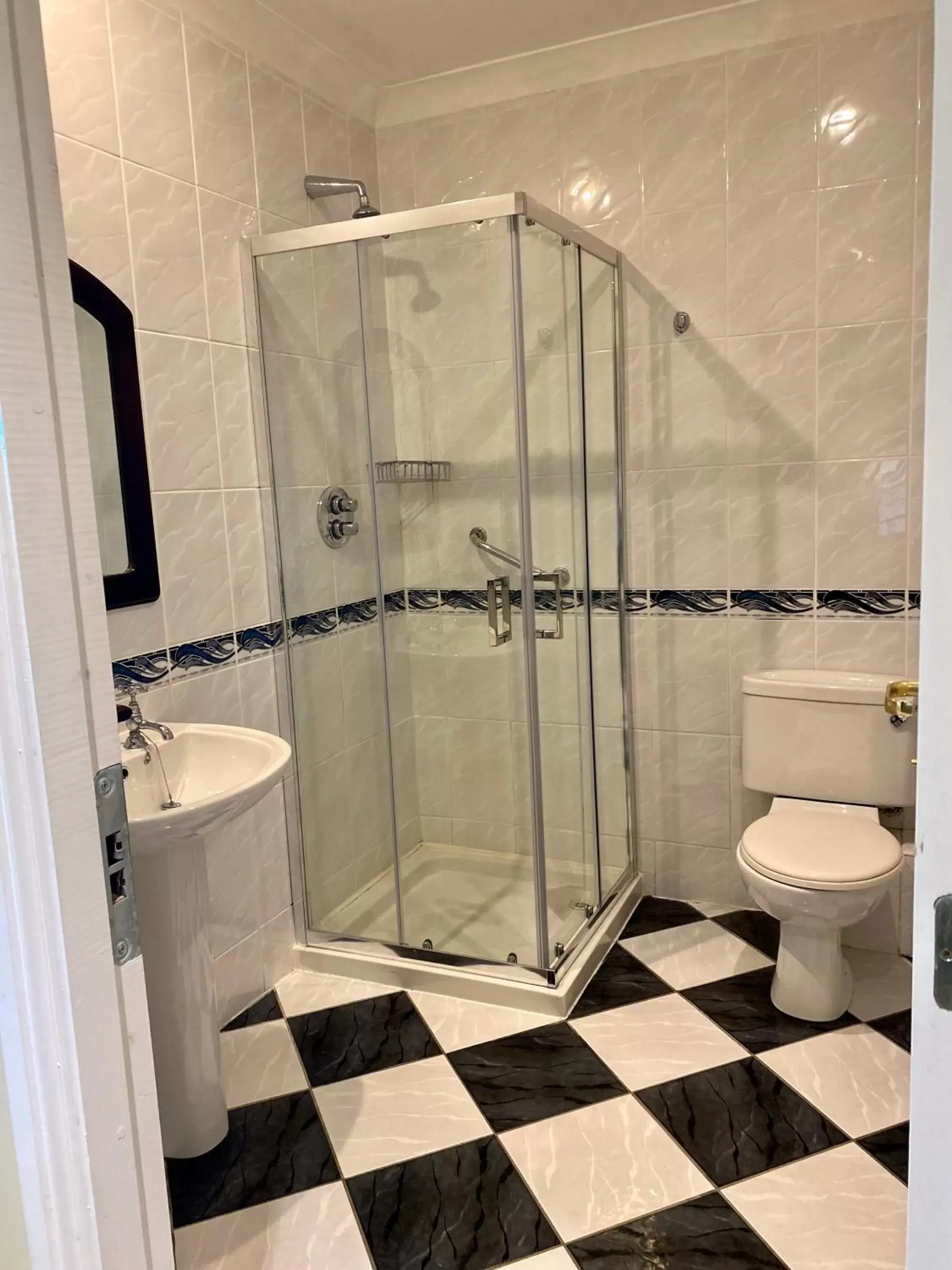 Shower, Bathroom in Twin Trees Hotel & Leisure Club