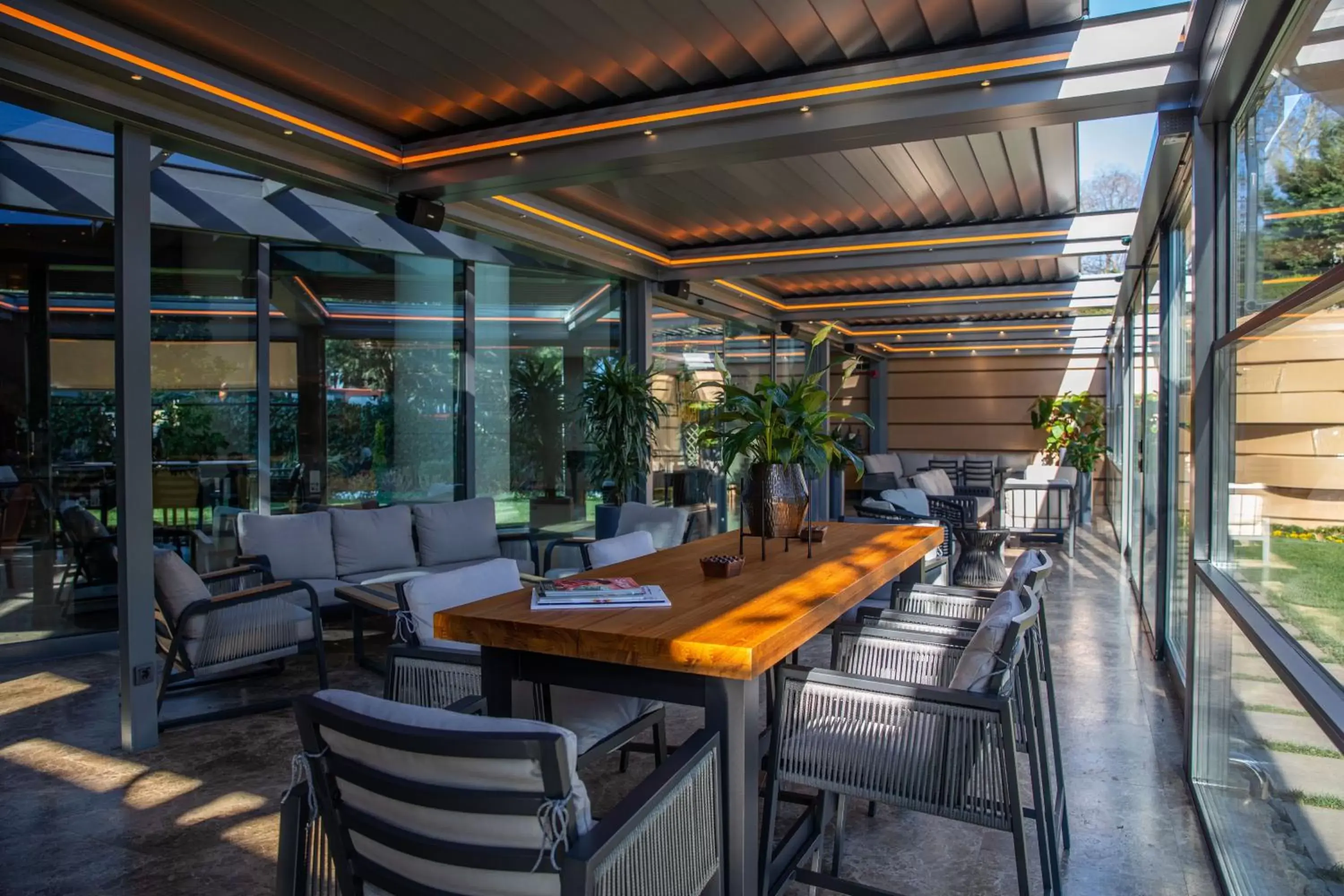 Balcony/Terrace, Restaurant/Places to Eat in InterContinental Istanbul, an IHG Hotel