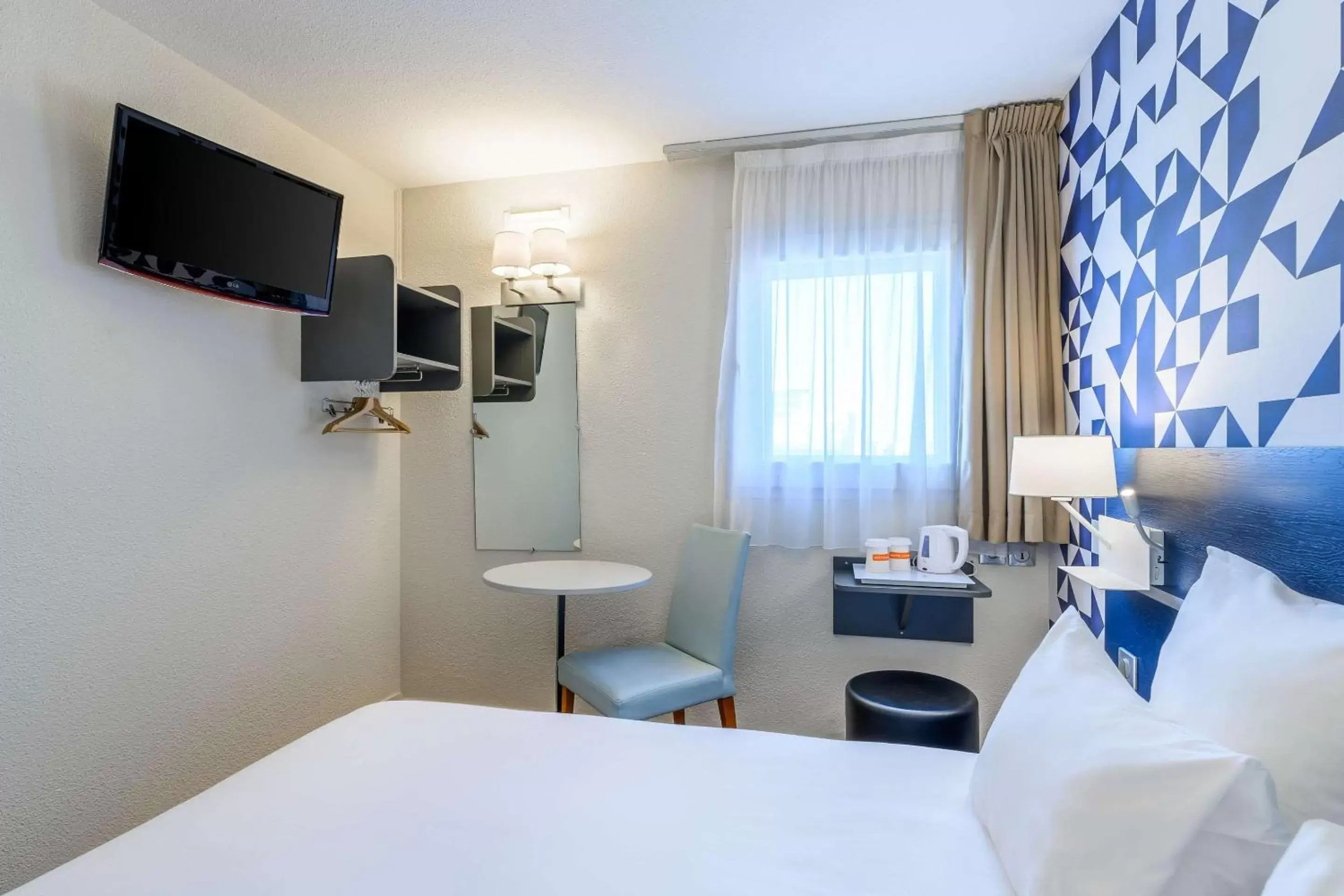 Bedroom, TV/Entertainment Center in Comfort Hotel Paris Porte d'Ivry