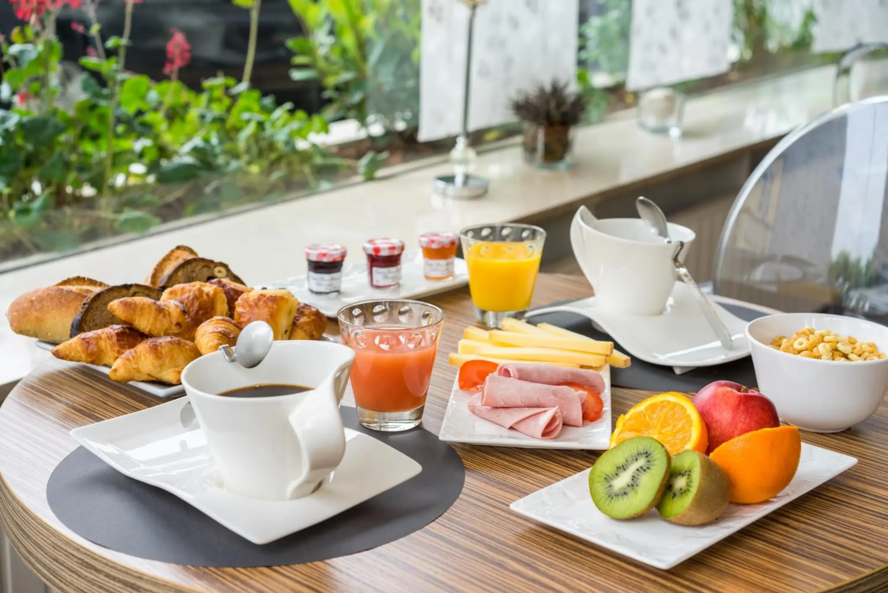 Continental breakfast, Breakfast in The Originals City, Hotel Napoleon, La Roche-sur-Yon (Inter-Hotel)