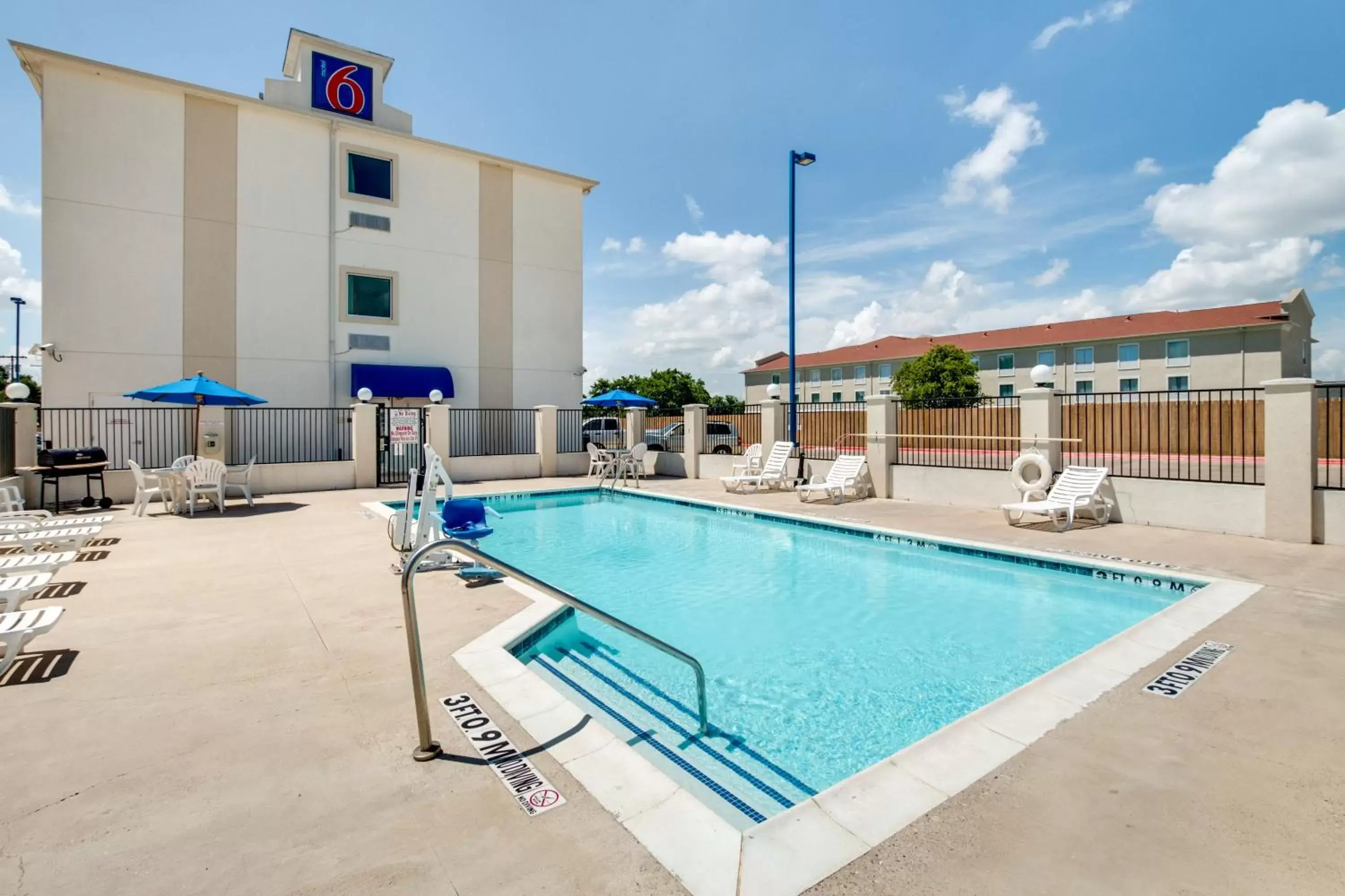 Swimming pool, Property Building in Motel 6-Cleburne, TX