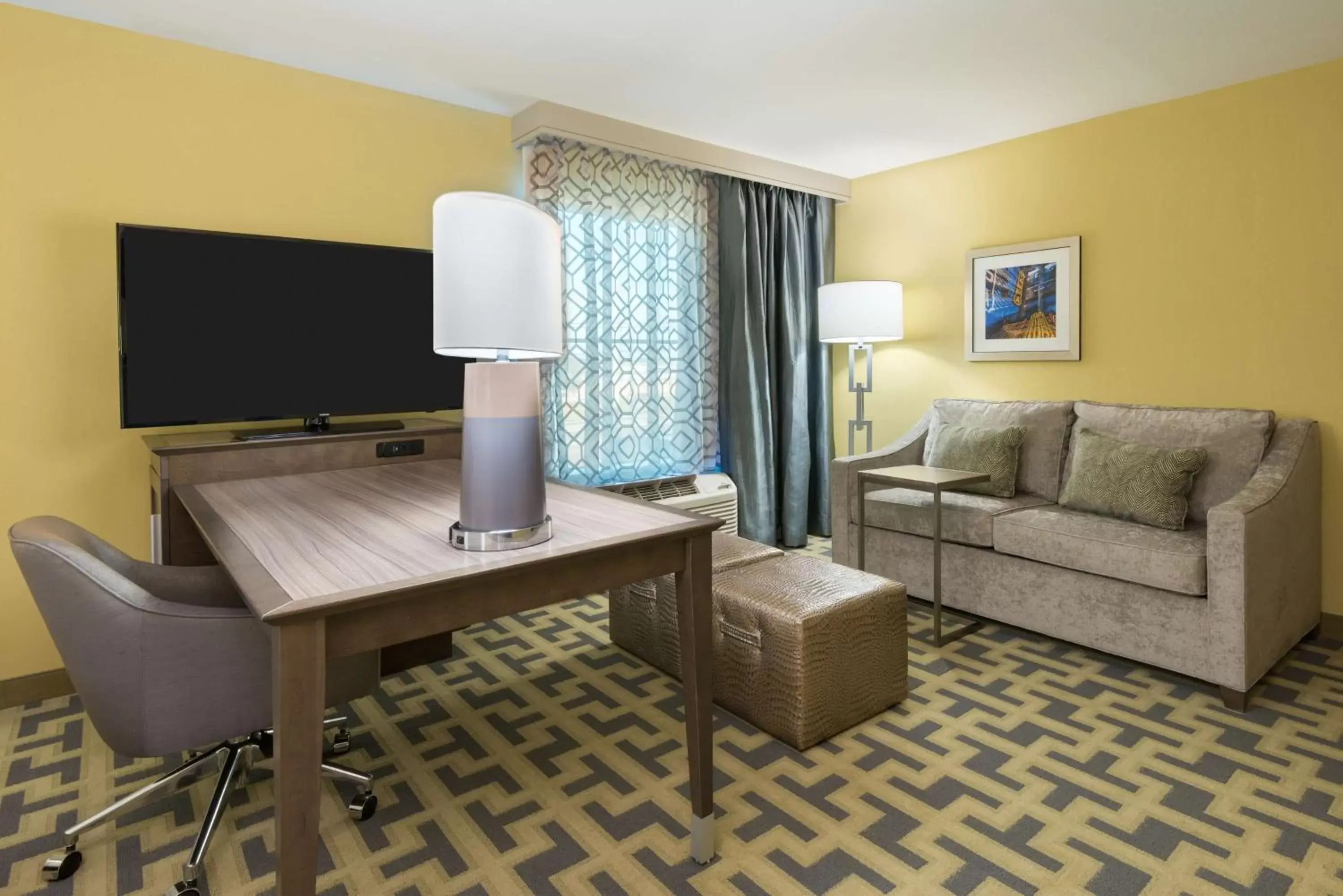 Bed, Seating Area in Hampton Inn & Suites Tampa Airport Avion Park Westshore