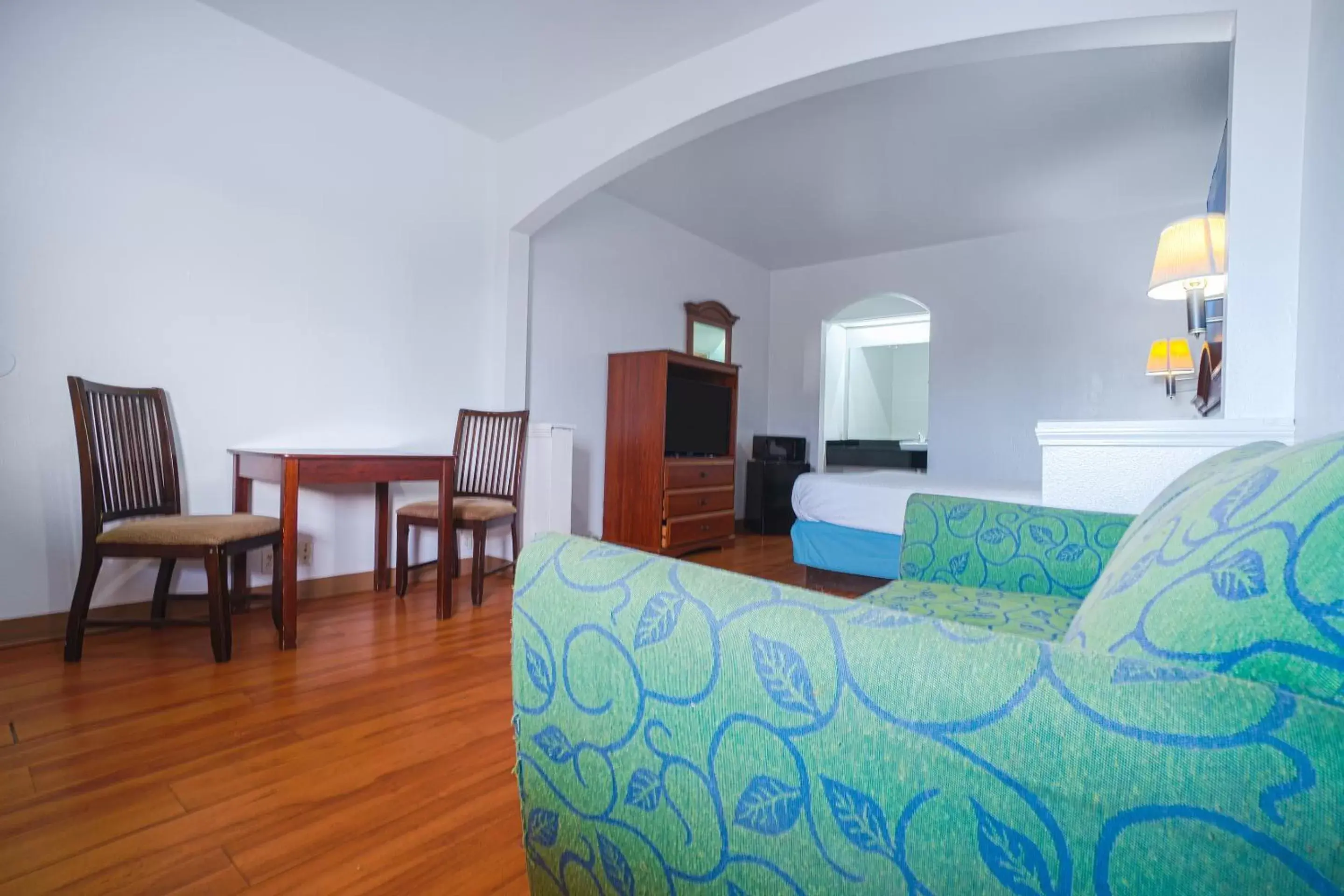 Bedroom, Seating Area in Island Inn By OYO Galveston Beach, TX