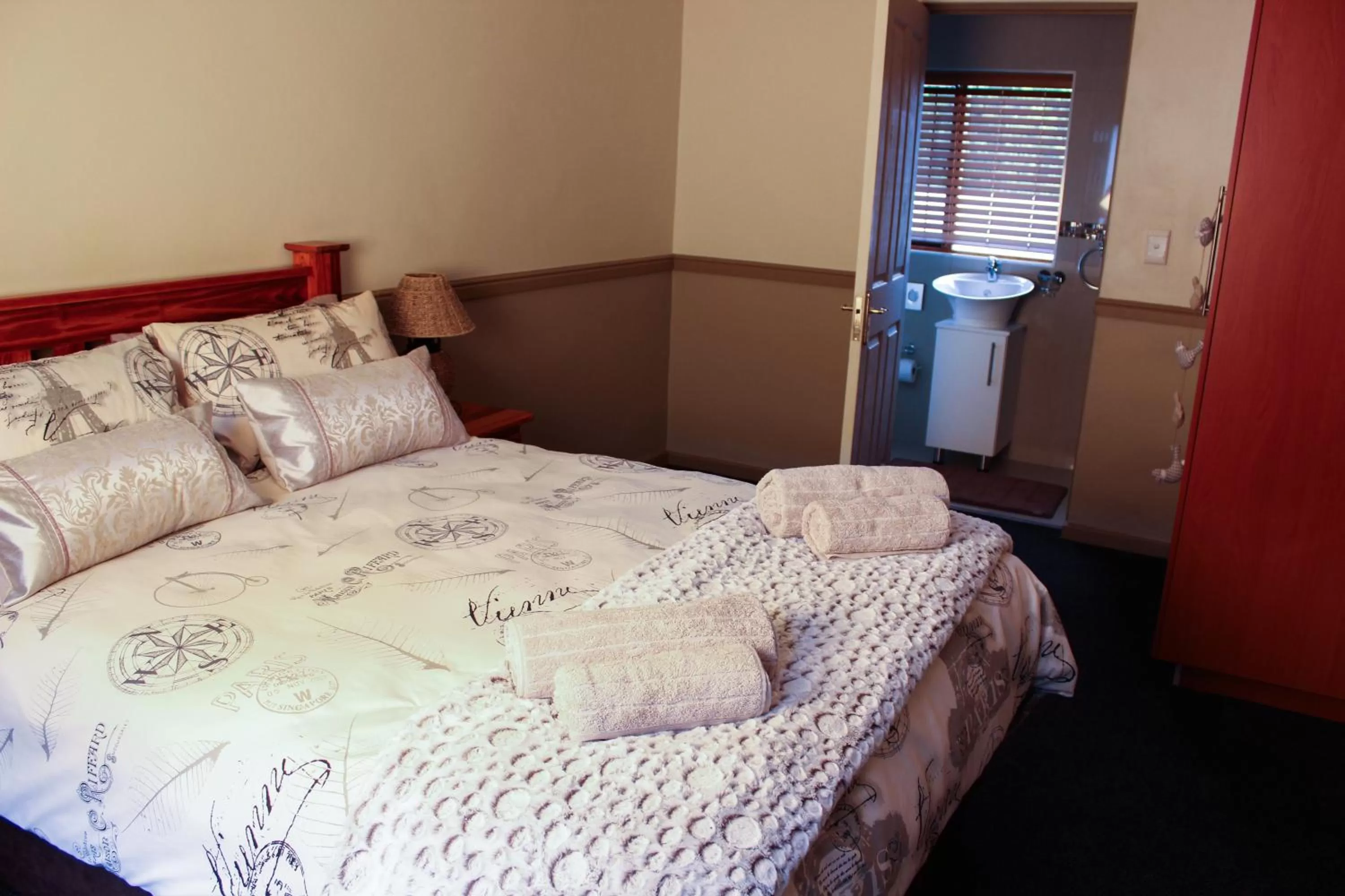 Bedroom, Bed in Victoria Heights B&B