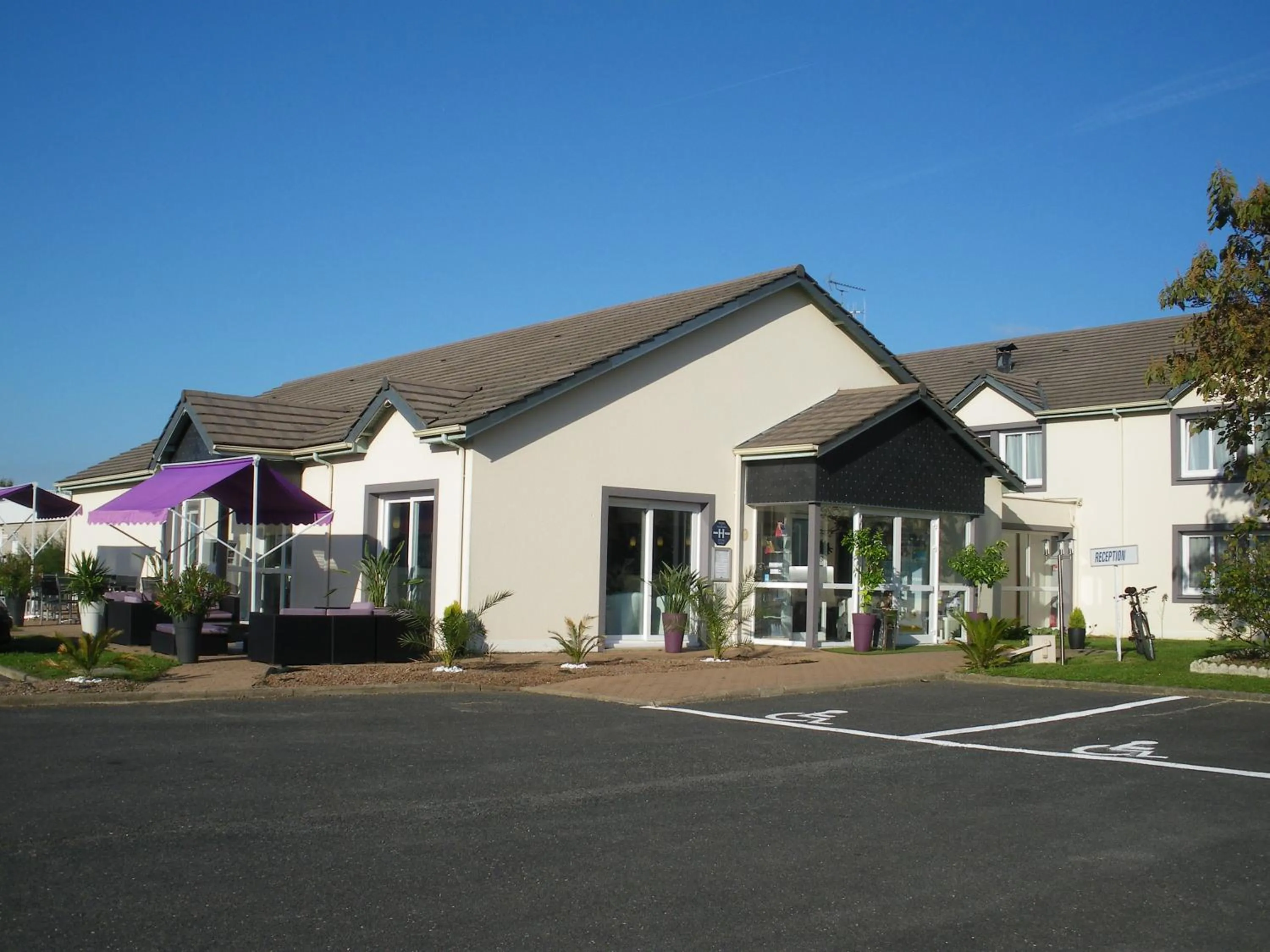 Facade/entrance in The Originals City, Hôtel La Terrasse, Tours Nord