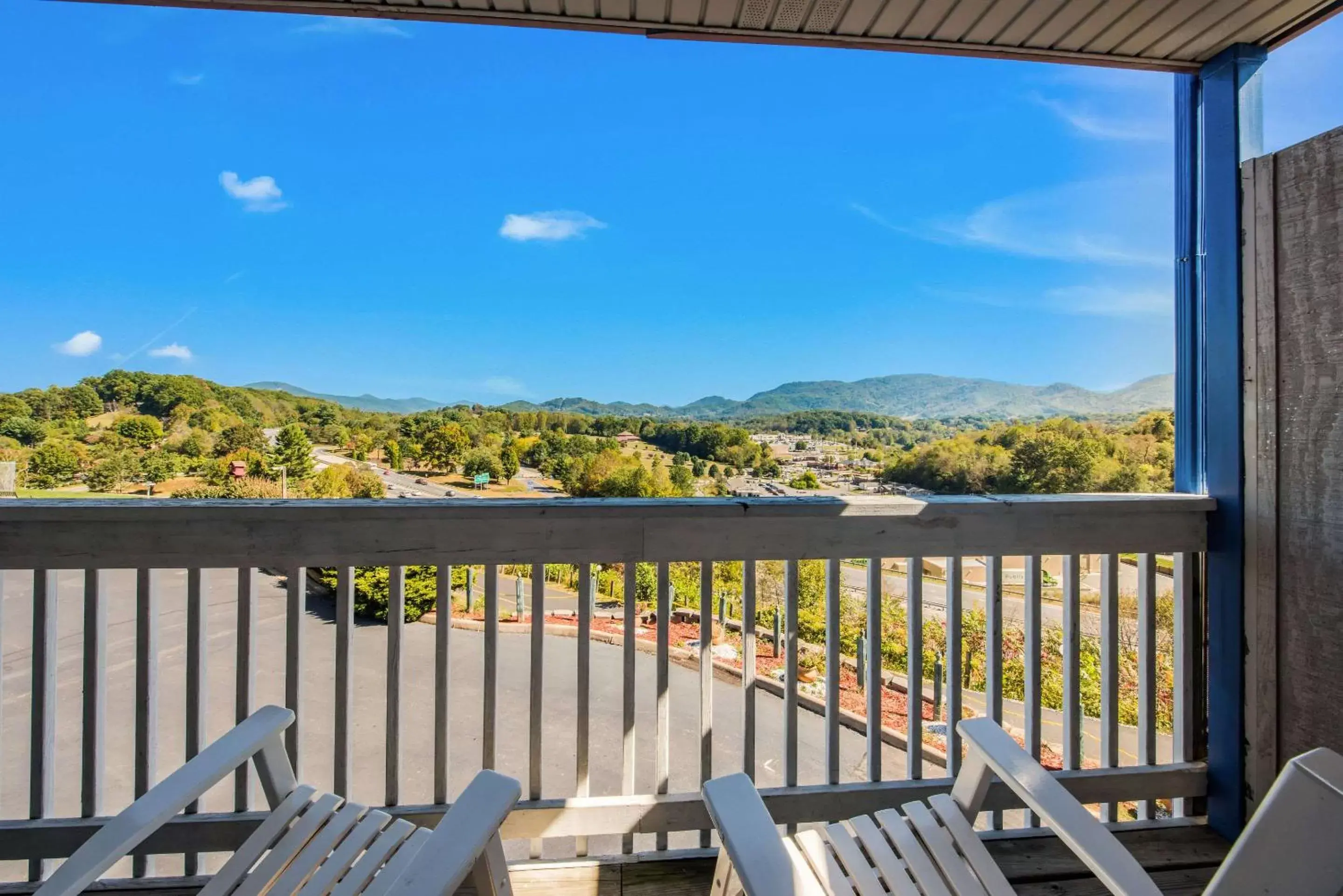 Photo of the whole room, Balcony/Terrace in Econo Lodge - Waynesville