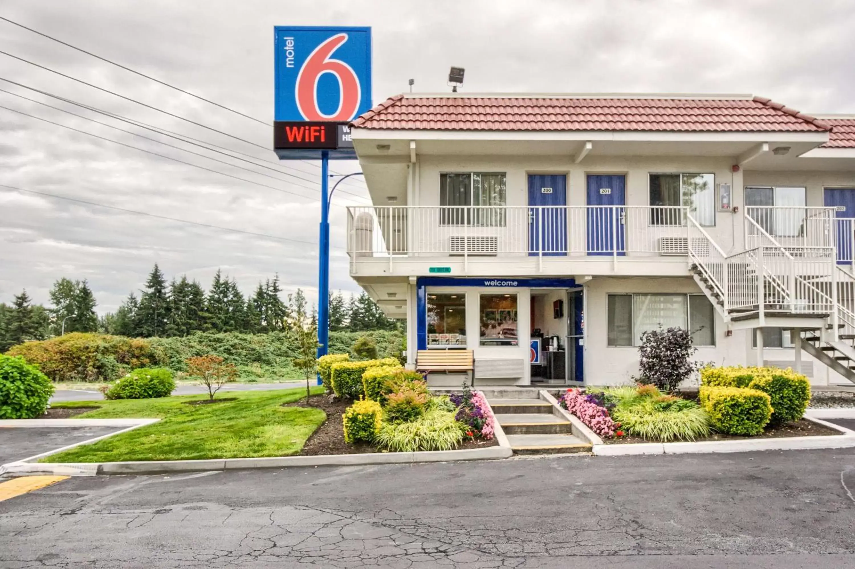 Property building, Garden in Motel 6-Everett, WA - South