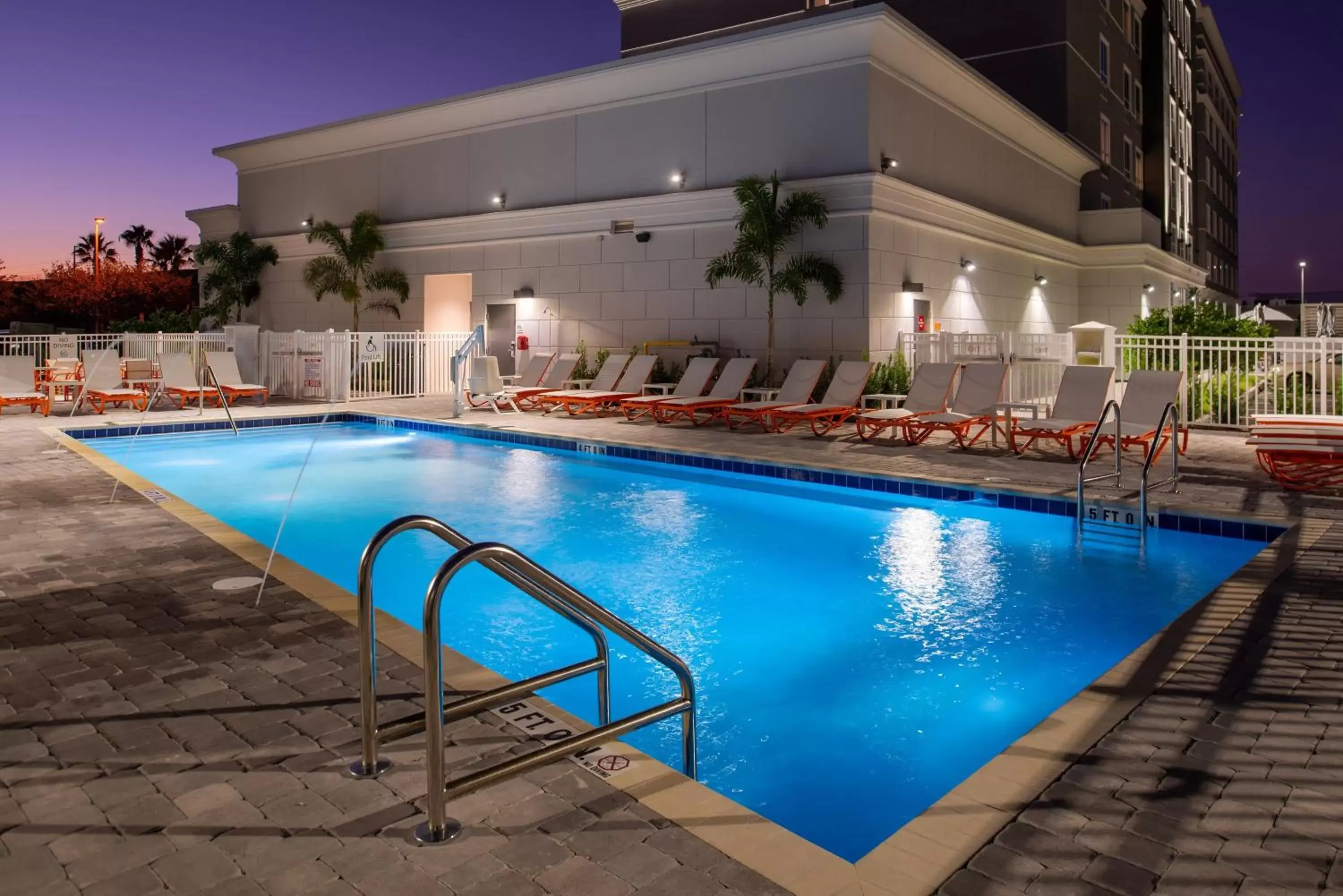 Swimming pool, Property Building in Holiday Inn & Suites Orlando - International Dr S, an IHG Hotel