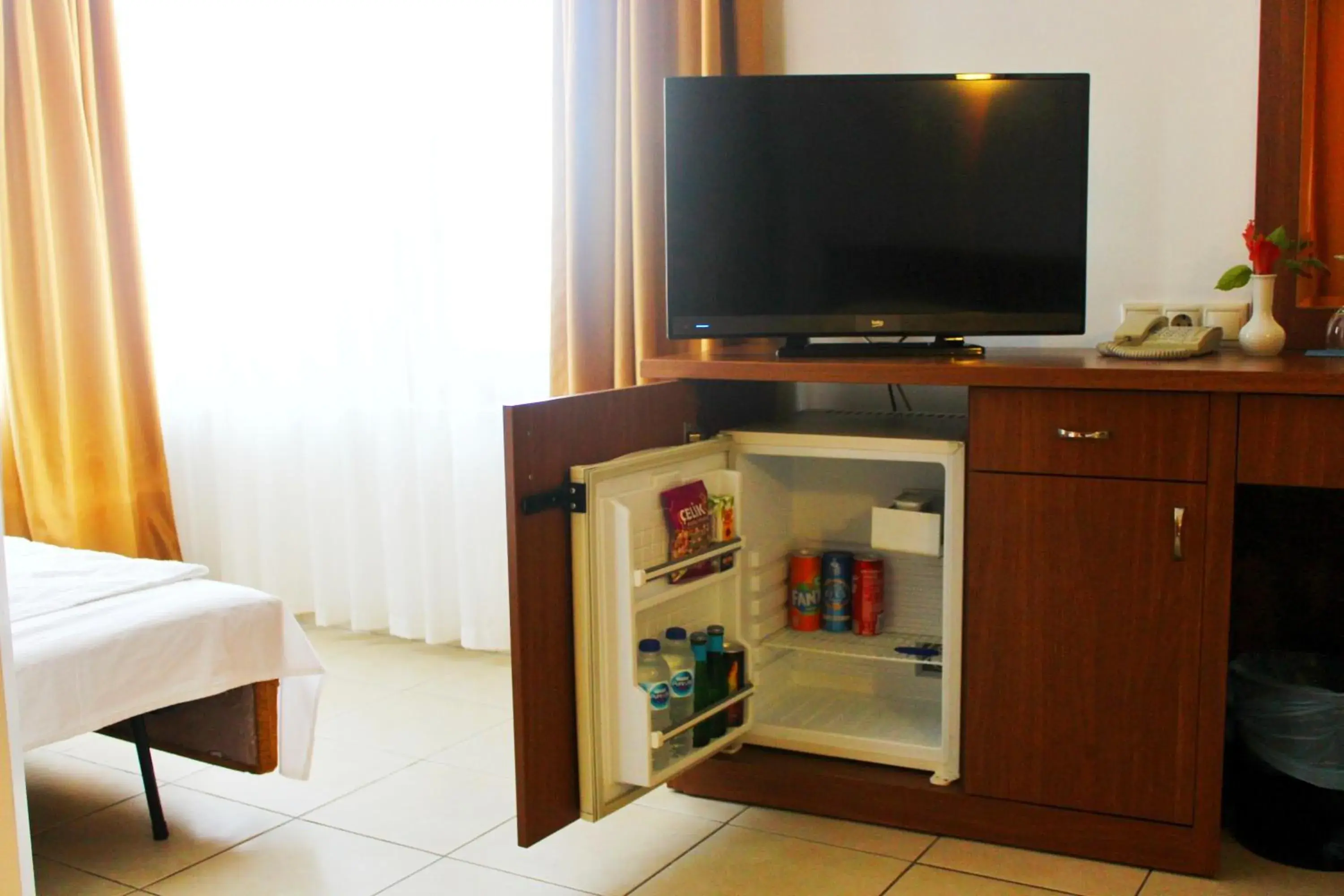 oven, TV/Entertainment Center in Hotel Royal Hill