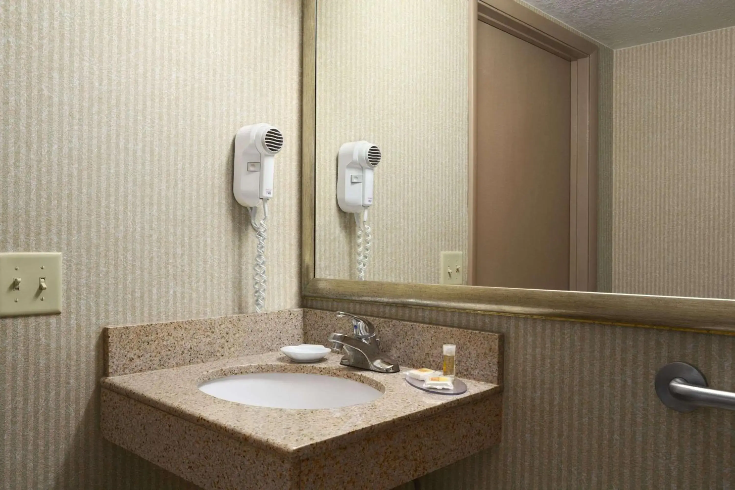 Photo of the whole room, Bathroom in Days Inn by Wyndham Rock Falls