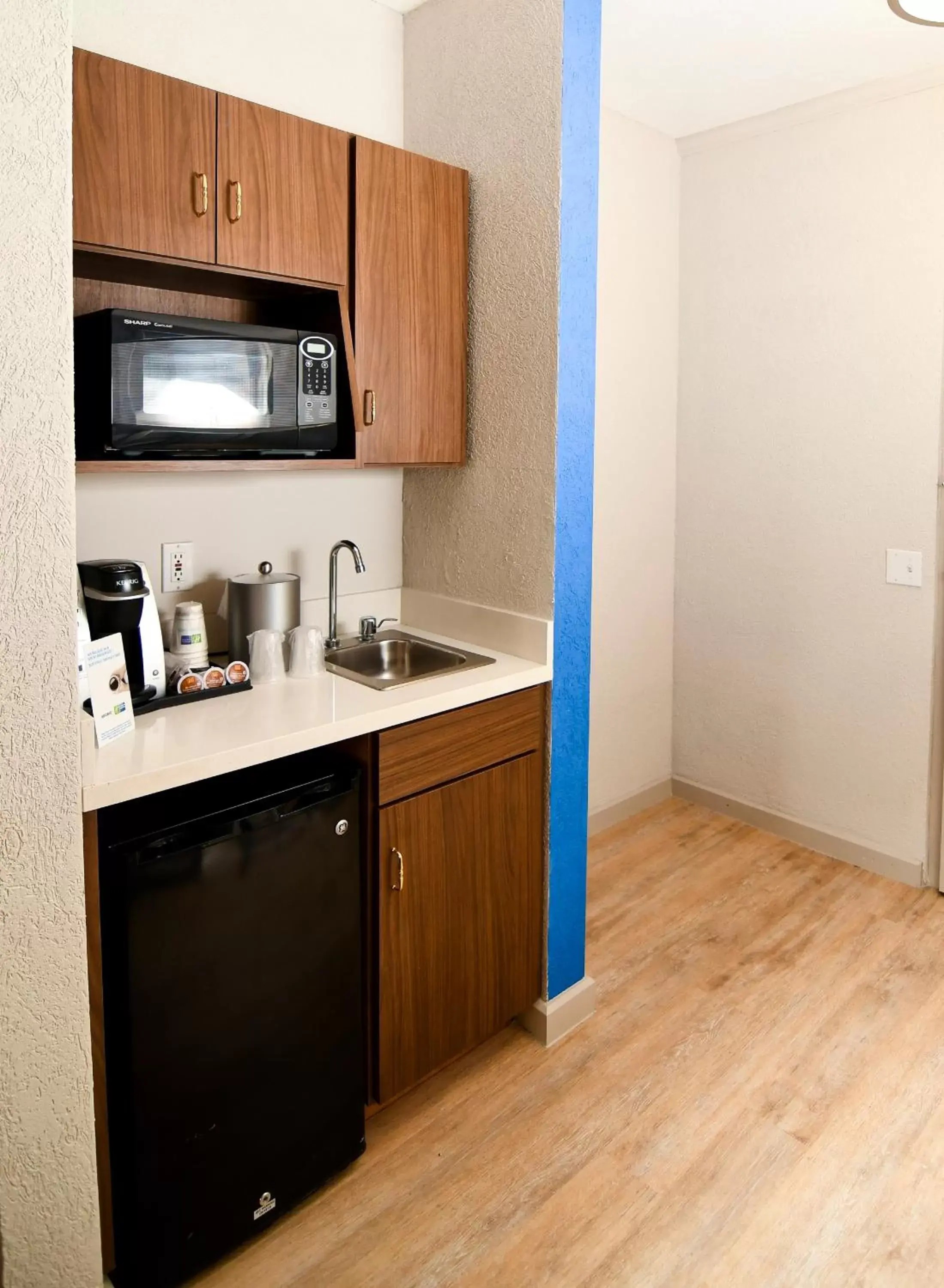 Photo of the whole room, Kitchen/Kitchenette in Holiday Inn Express Hotel & Suites Port Clinton-Catawba Island, an IHG Hotel