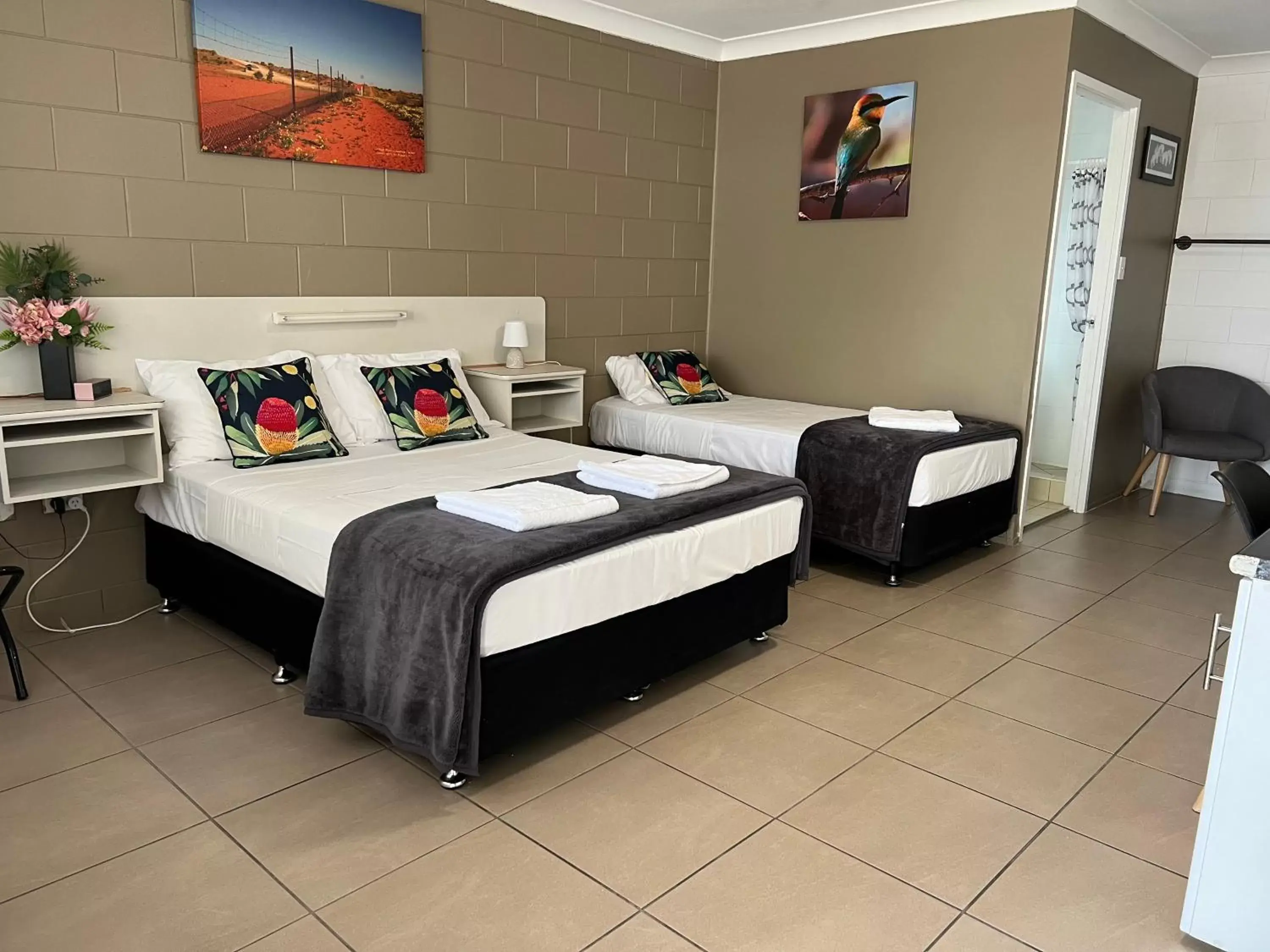 Bedroom, Bed in Spanish Lace Motor Inn