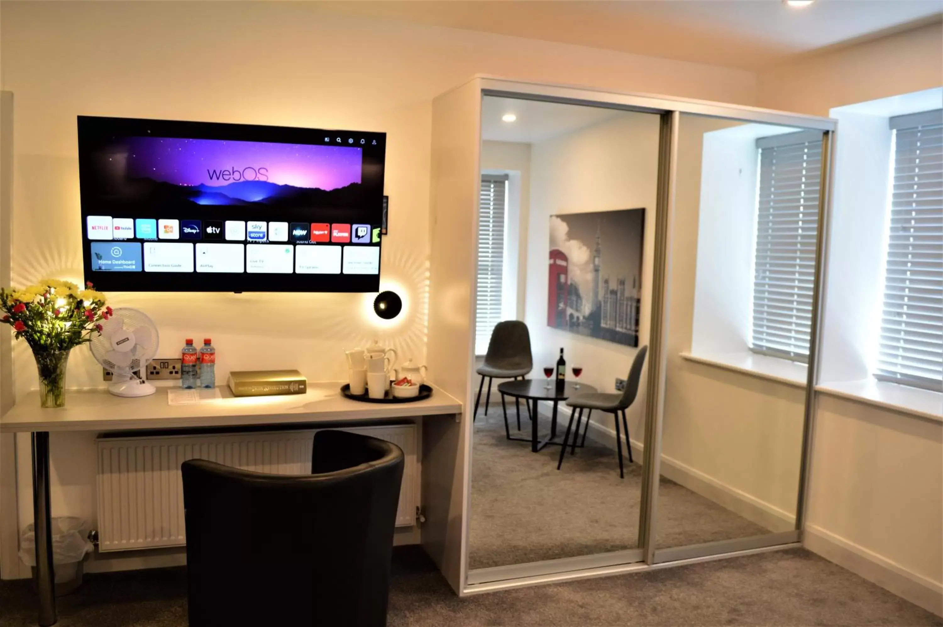 TV and multimedia, TV/Entertainment Center in Bella Vista Hotel & Self Catering Suites