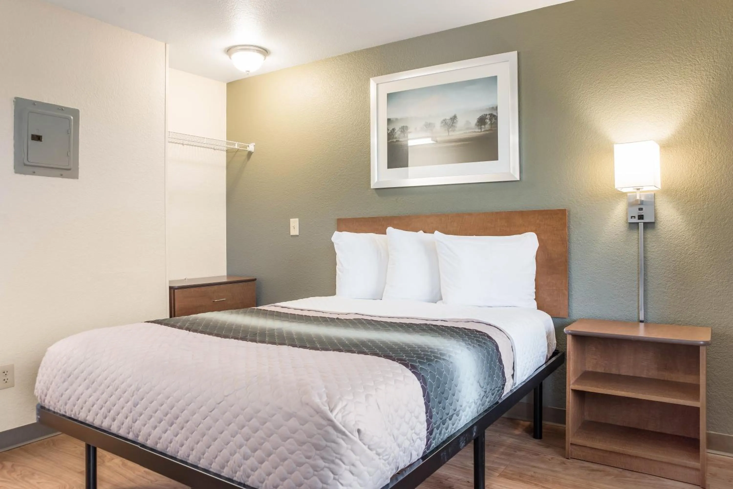 Studio Queen Room Non-Smoking    in Studio 6 Rancho Cordova, CA