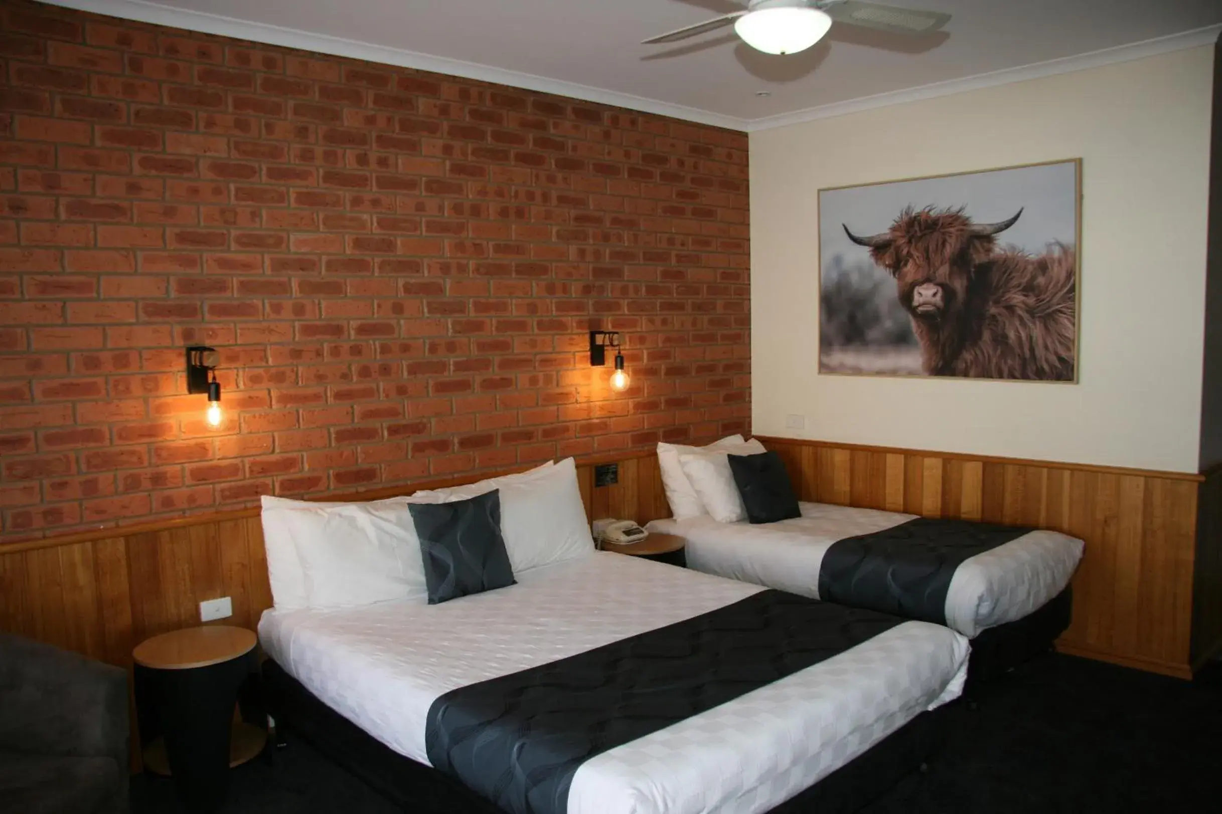 Bedroom, Bed in Golden River Motor Inn