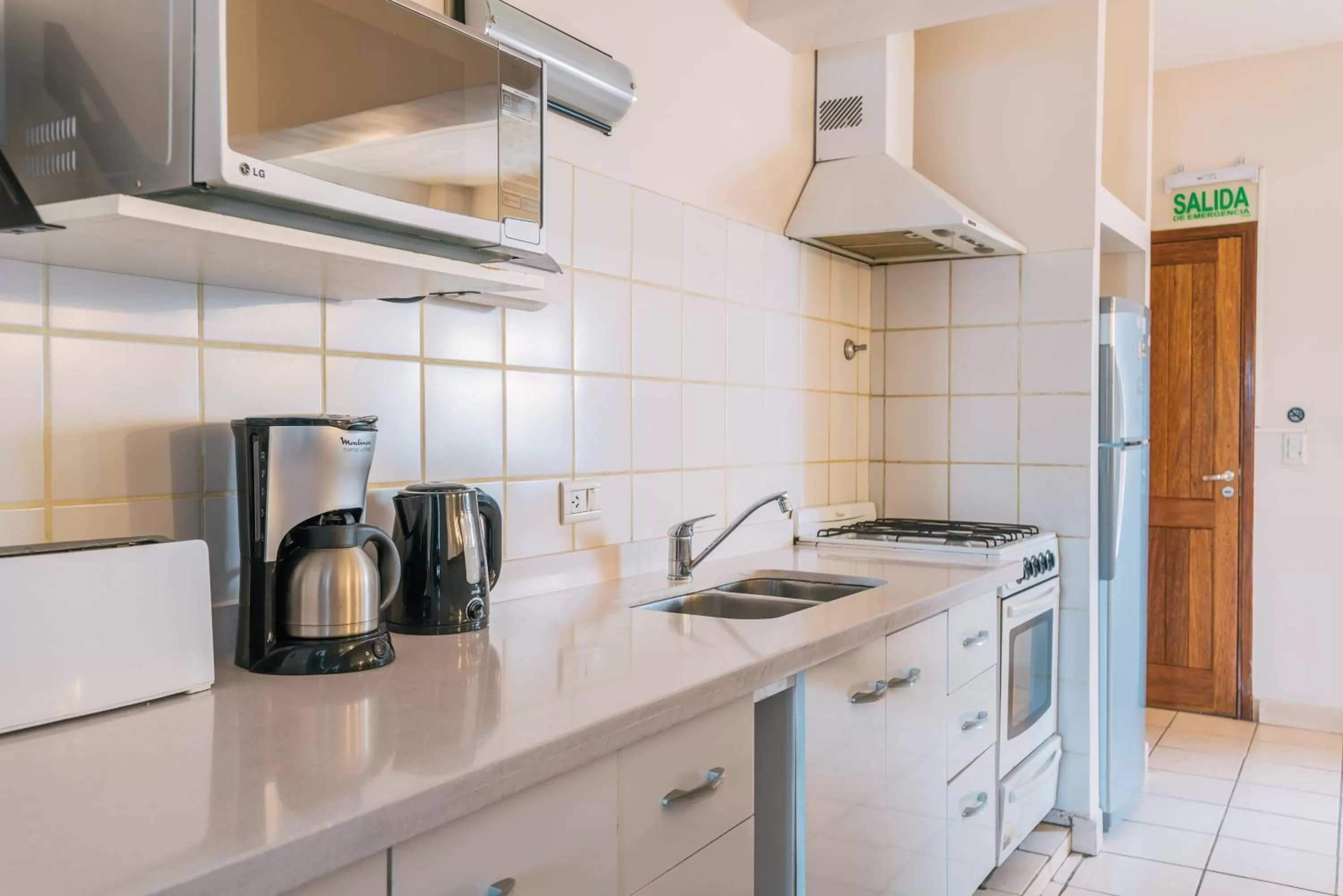 Coffee/tea facilities, Kitchen/Kitchenette in Riviera Fueguina Apartments