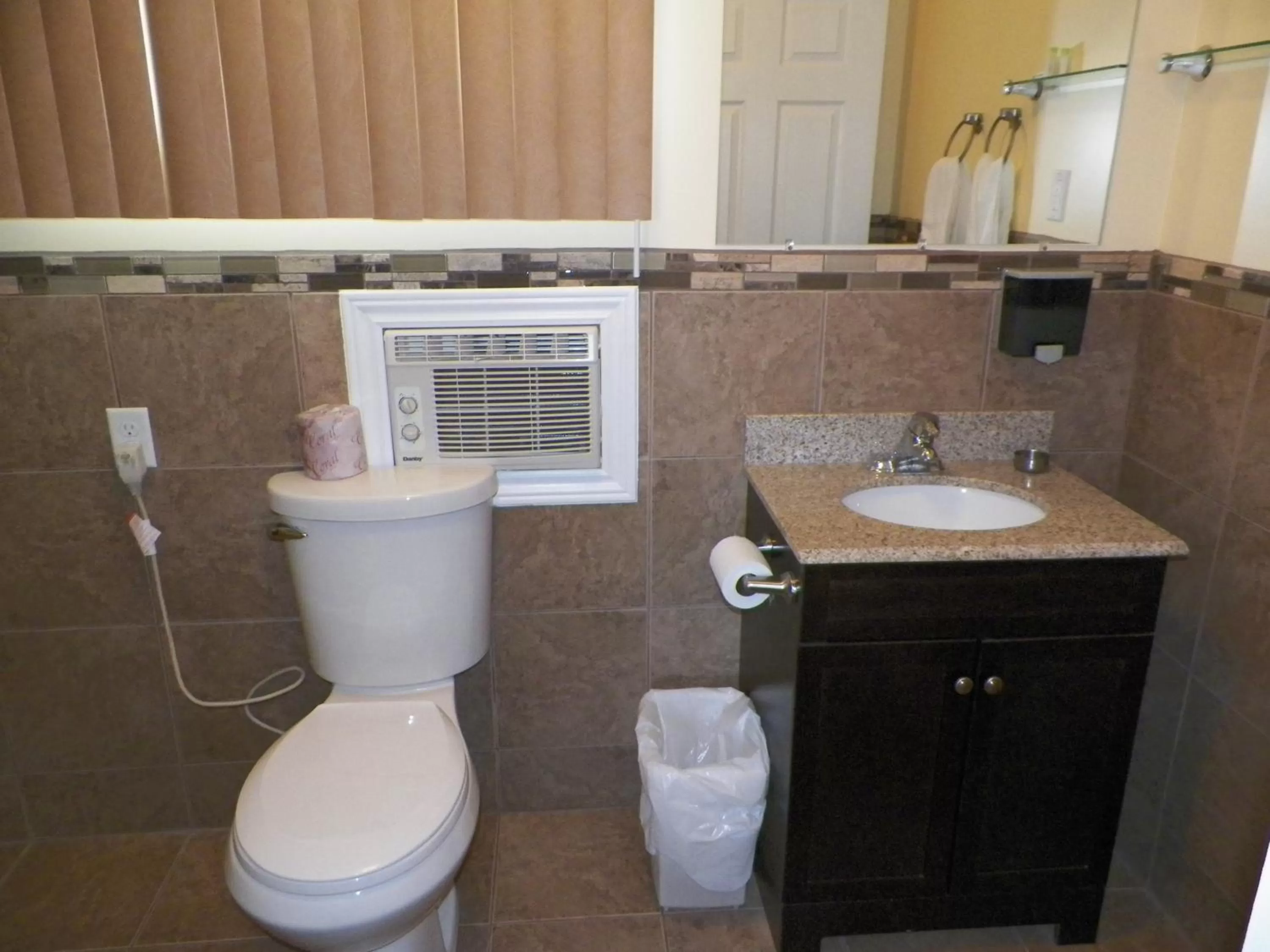Bathroom in Sunparlor Motel