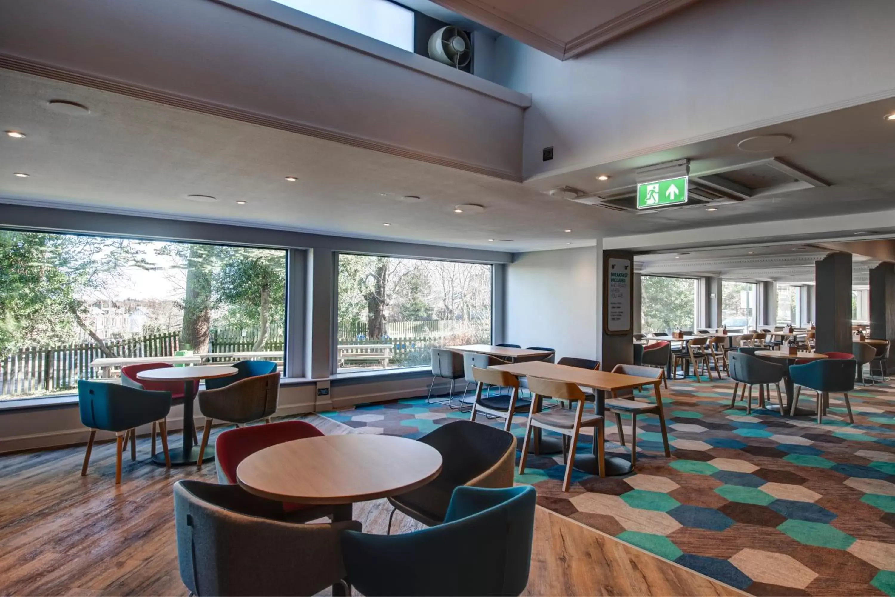 Lounge or bar, Restaurant/Places to Eat in Holiday Inn Express Edinburgh City West, an IHG Hotel