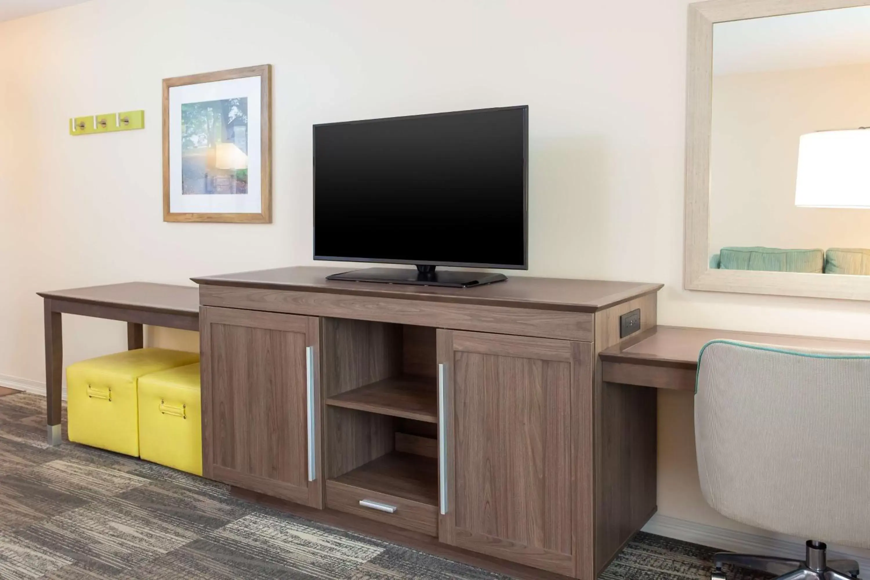 King Room with Sofa Bed - Non-Smoking in Hampton Inn & Suites Niles/Warren, OH King Room with Sofa Bed - Non-Smoking in Hampton Inn & Suites Niles/Warren, OH