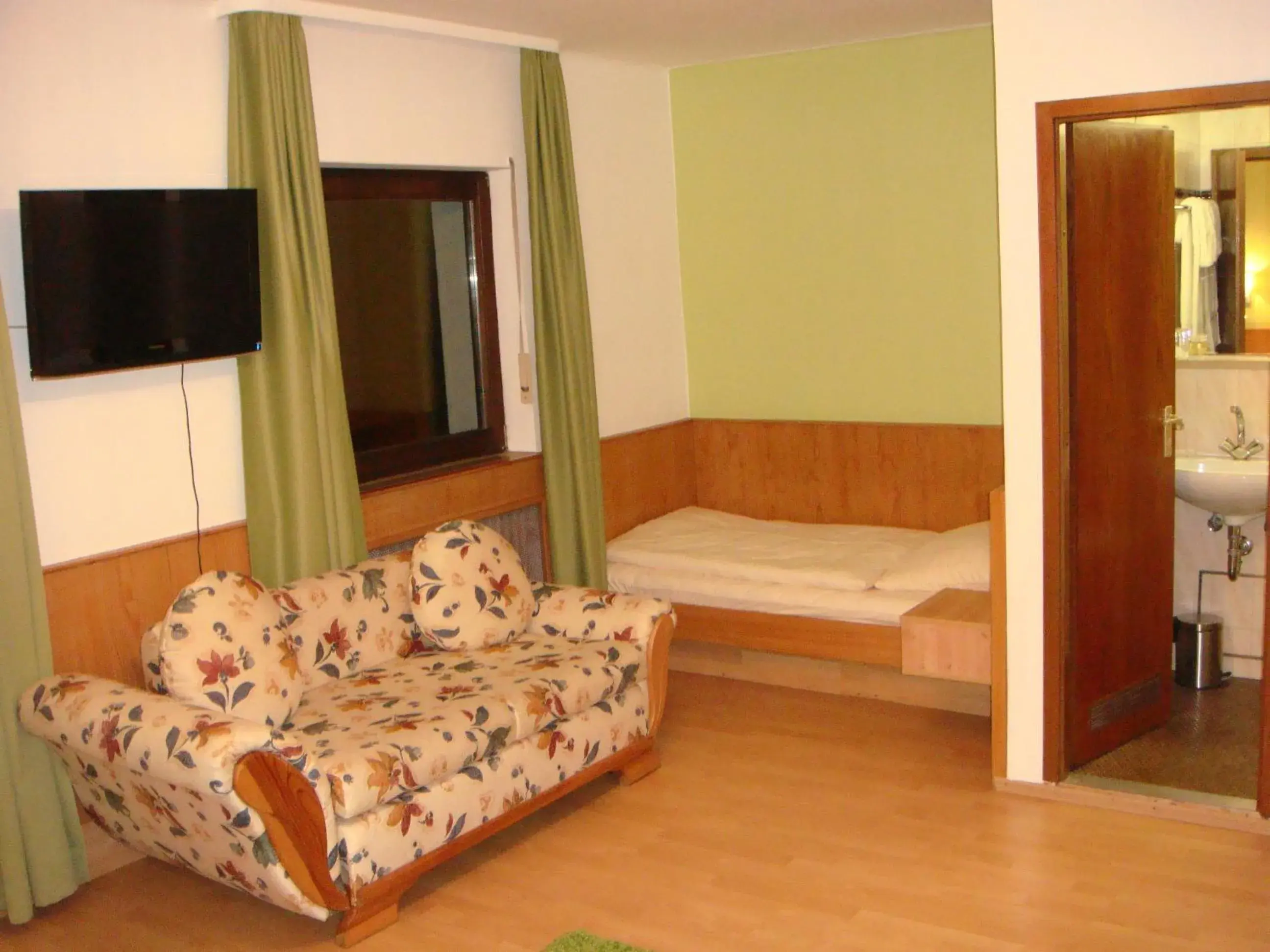 Photo of the whole room, Seating Area in Hotel Smart-Inn