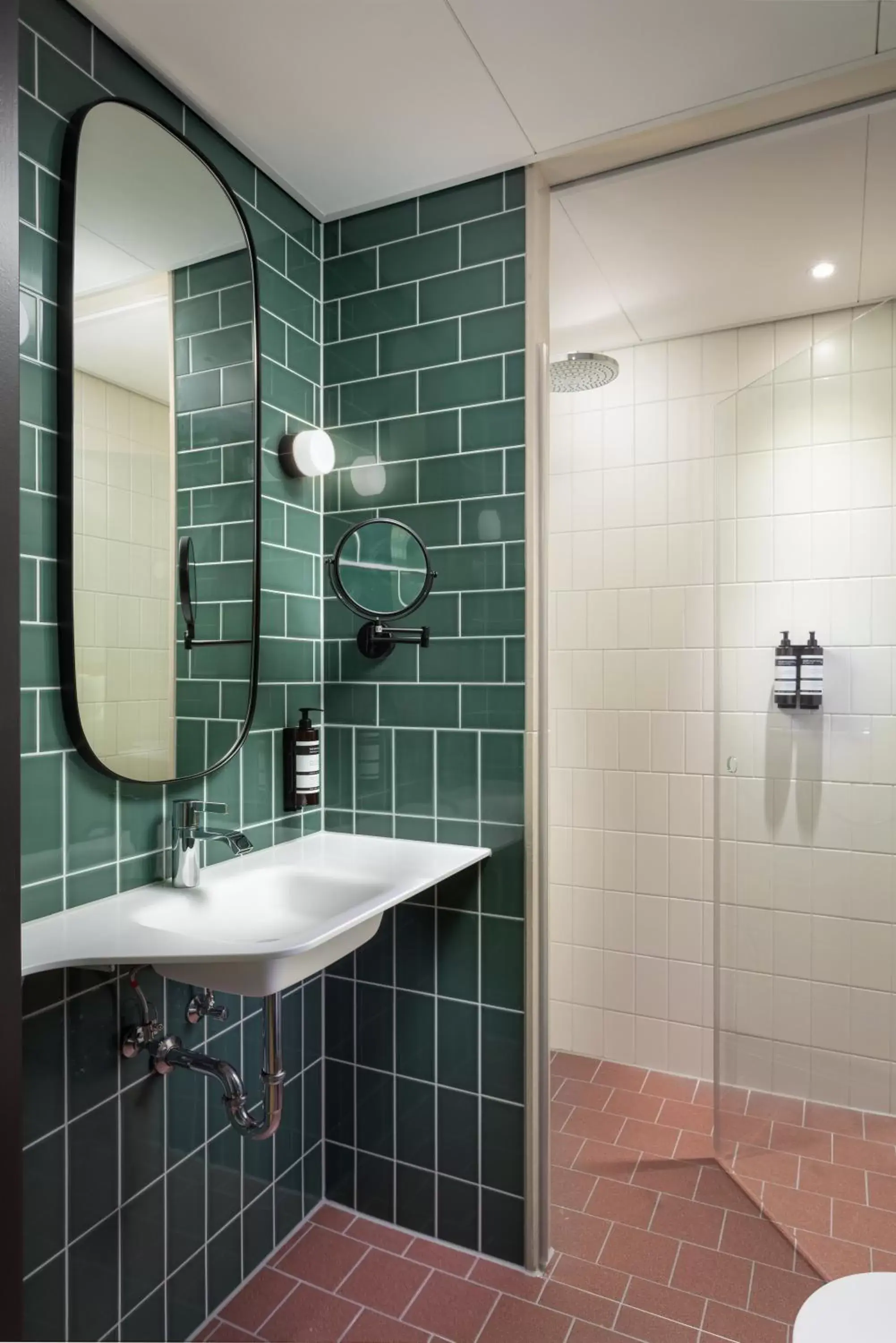 Shower, Bathroom in Olympic Hotel