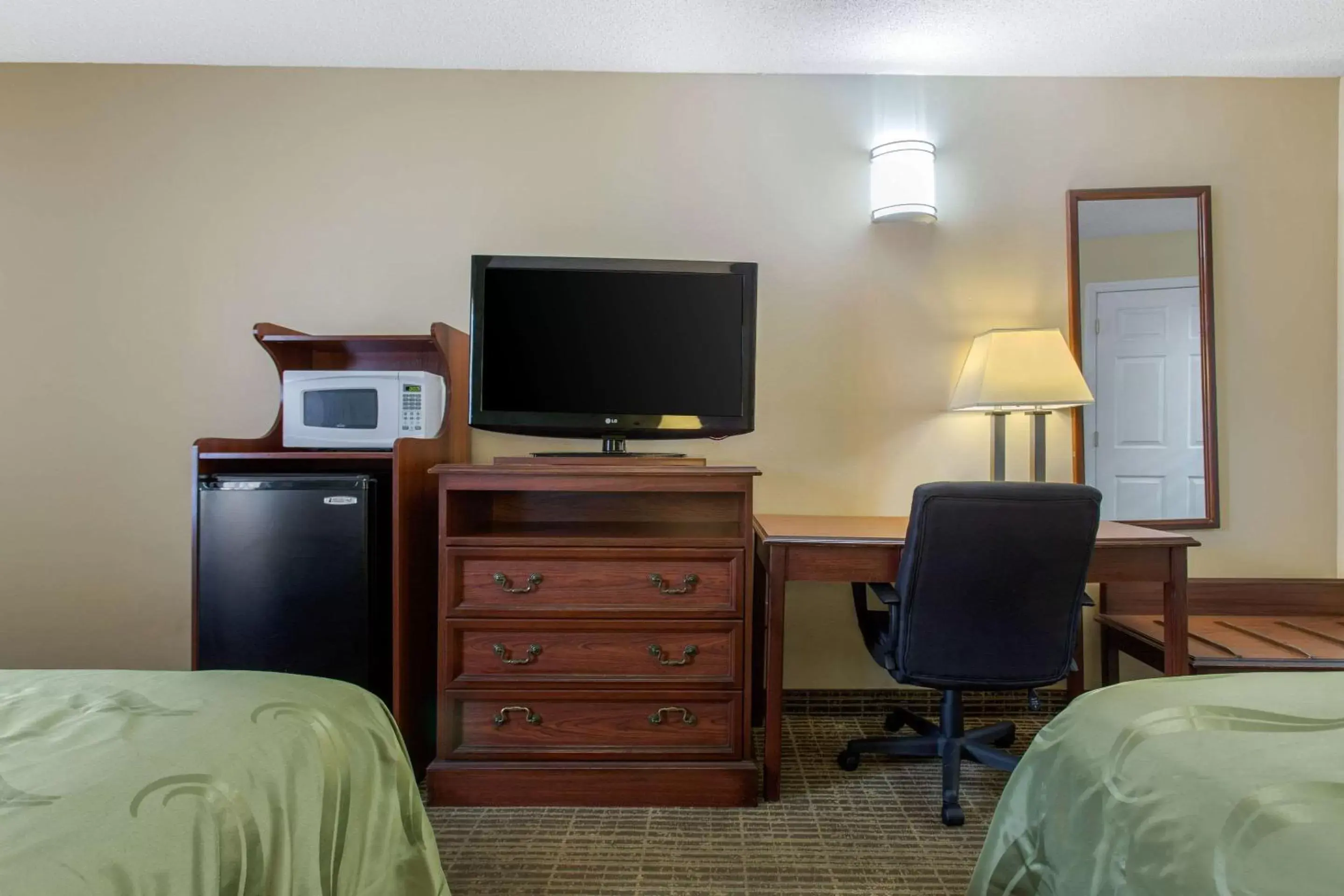 Photo of the whole room, TV/Entertainment Center in Quality Inn Laurinburg