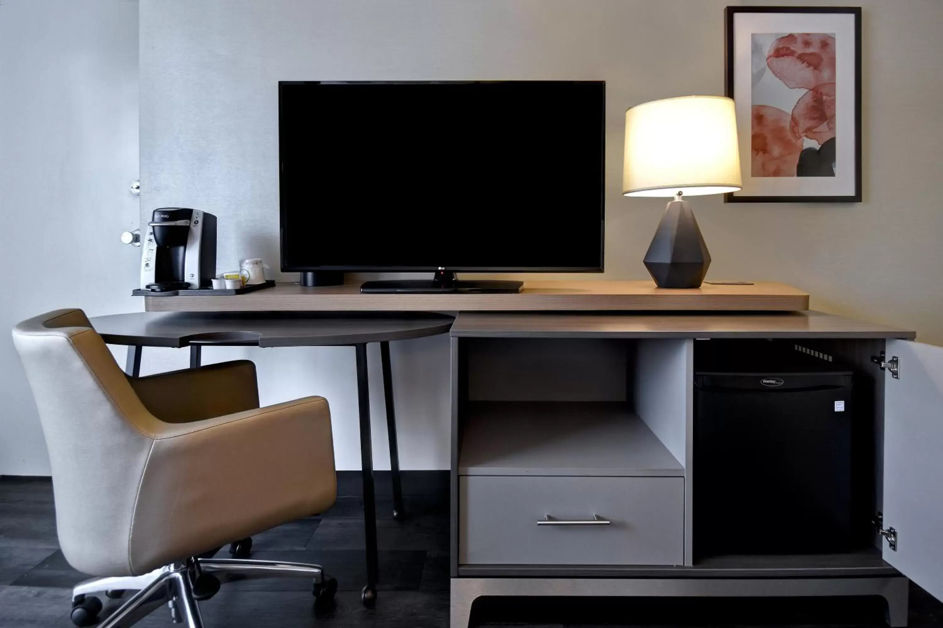 Bedroom, TV/Entertainment Center in Holiday Inn Philadelphia-Cherry Hill, an IHG Hotel