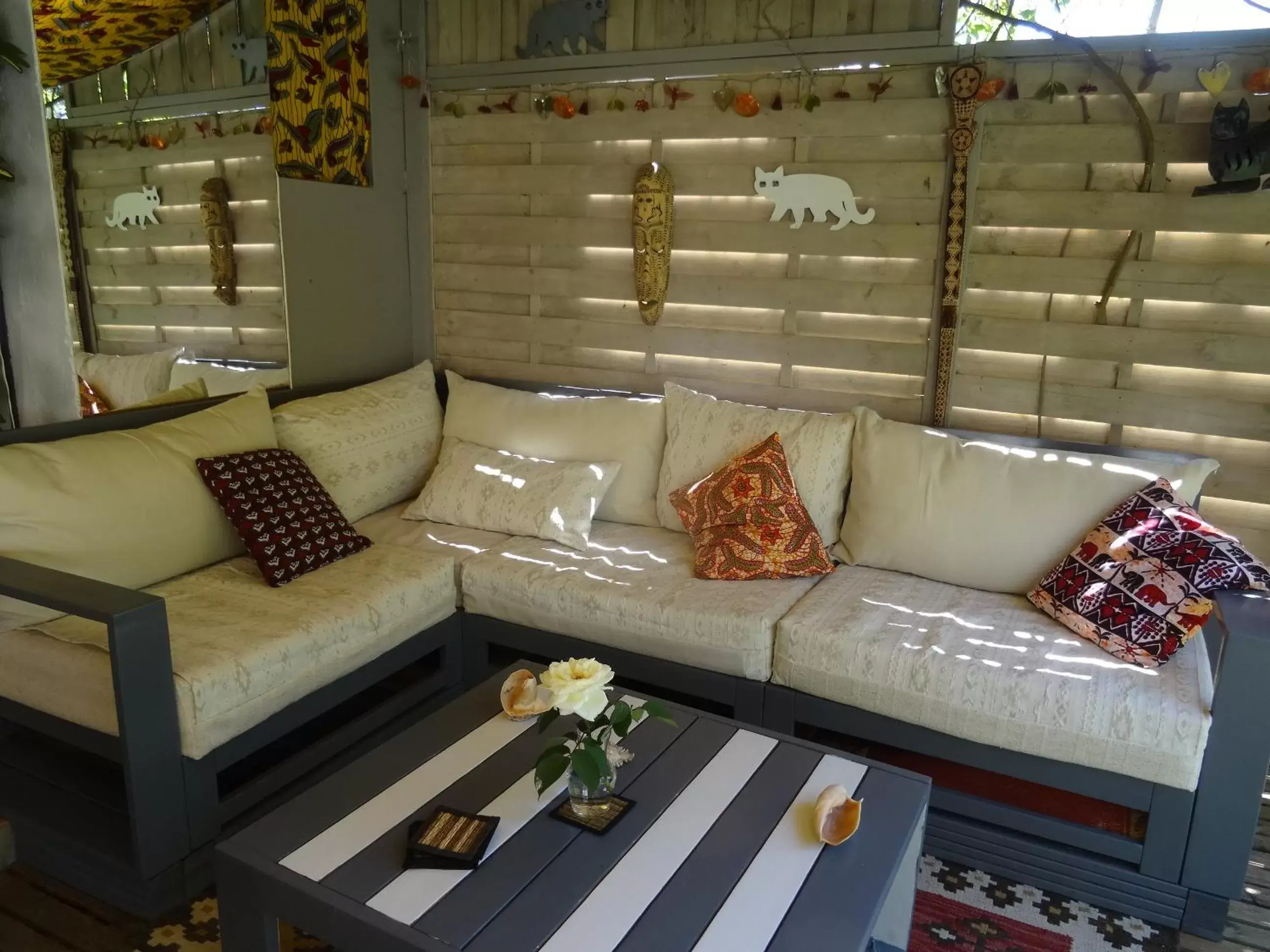 Patio, Seating Area in La Chambre Du Voyageur