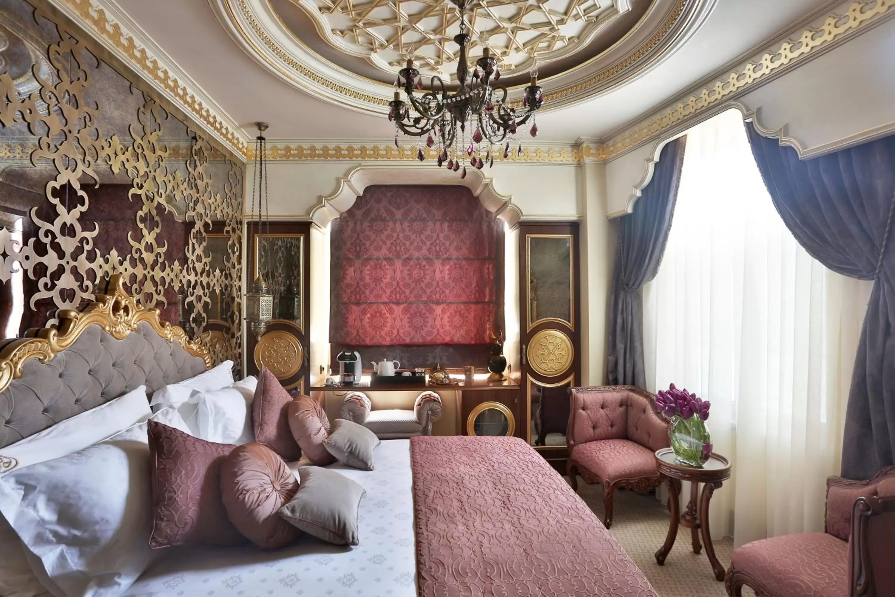 Bed, Seating Area in Daru Sultan Hotels Galata