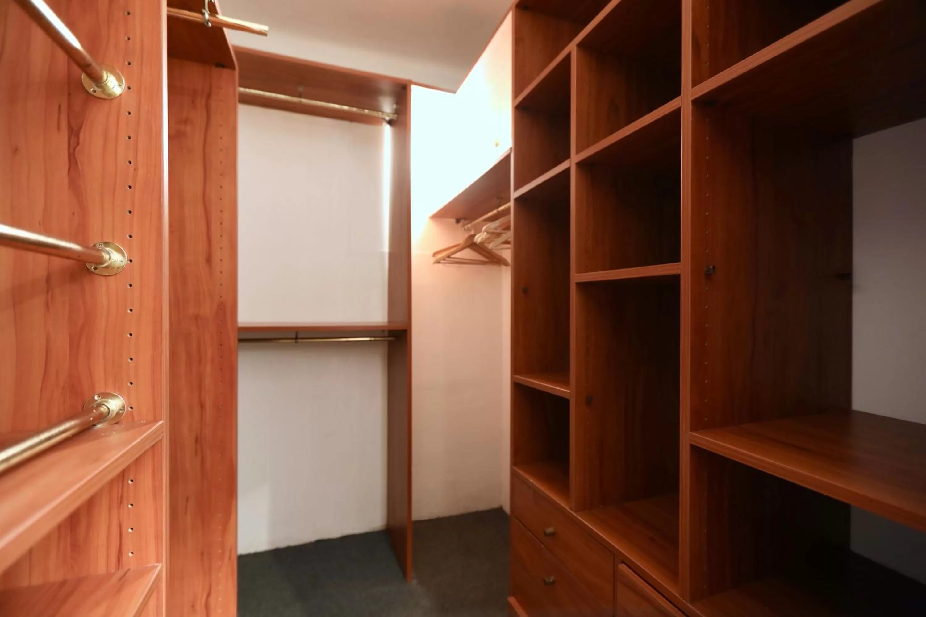 wardrobe, TV/Entertainment Center in Luxe et sérénité au cœur de Saint-Tropez Suites spacieuses avec jardin enchanteur La Bravade