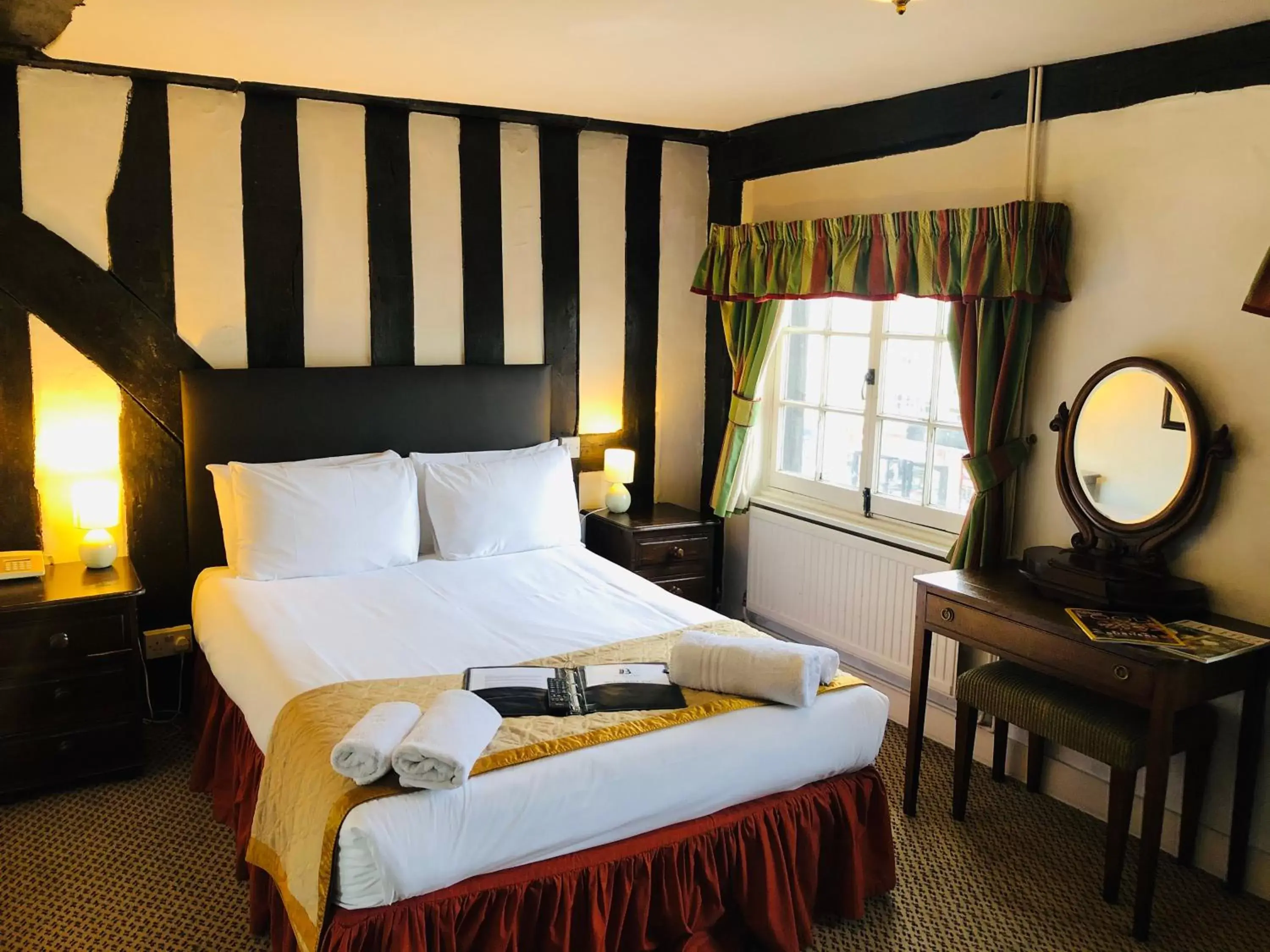 Bedroom, Bed in Brook Red Lion Hotel