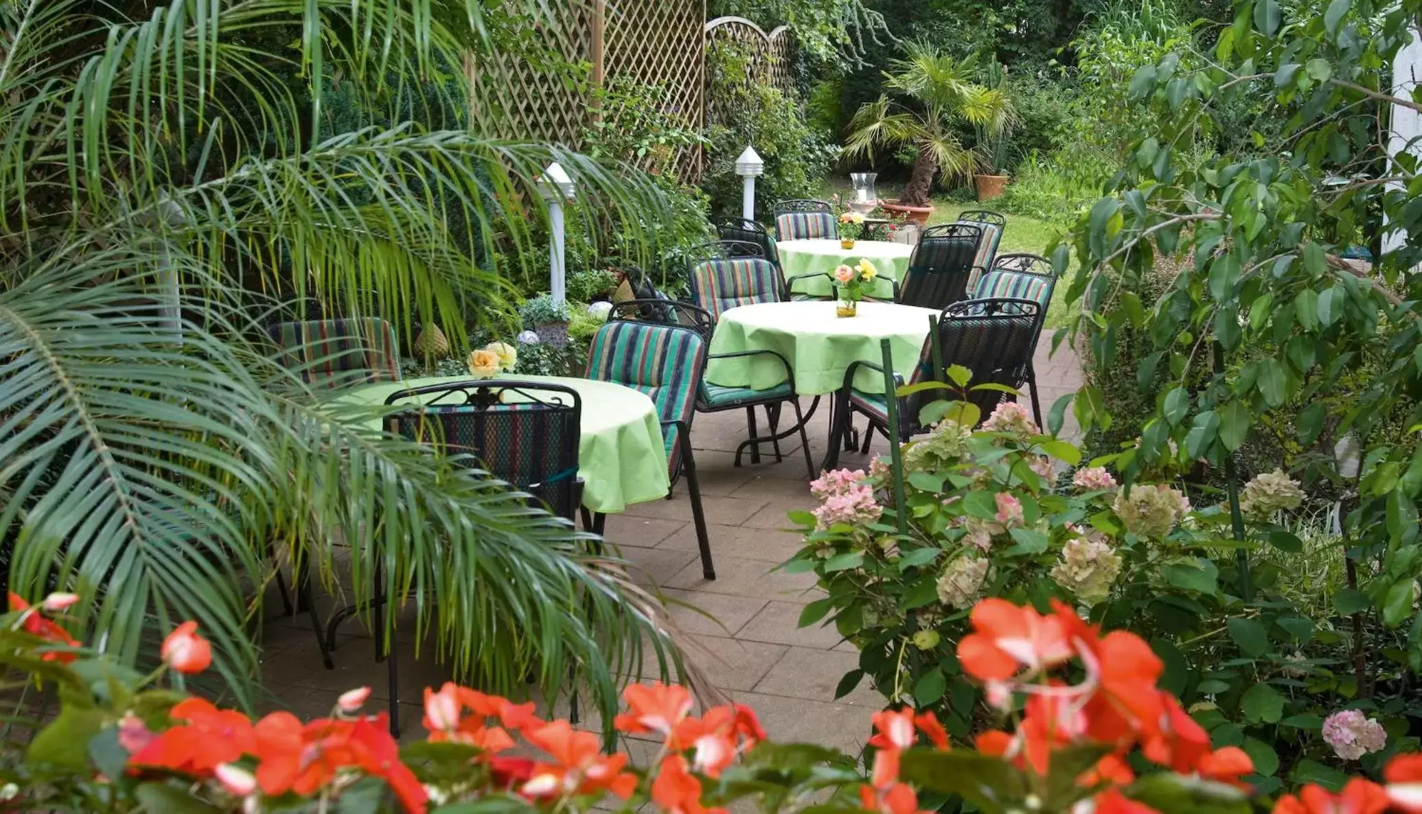 Patio, Restaurant/Places to Eat in Hotel Azenberg