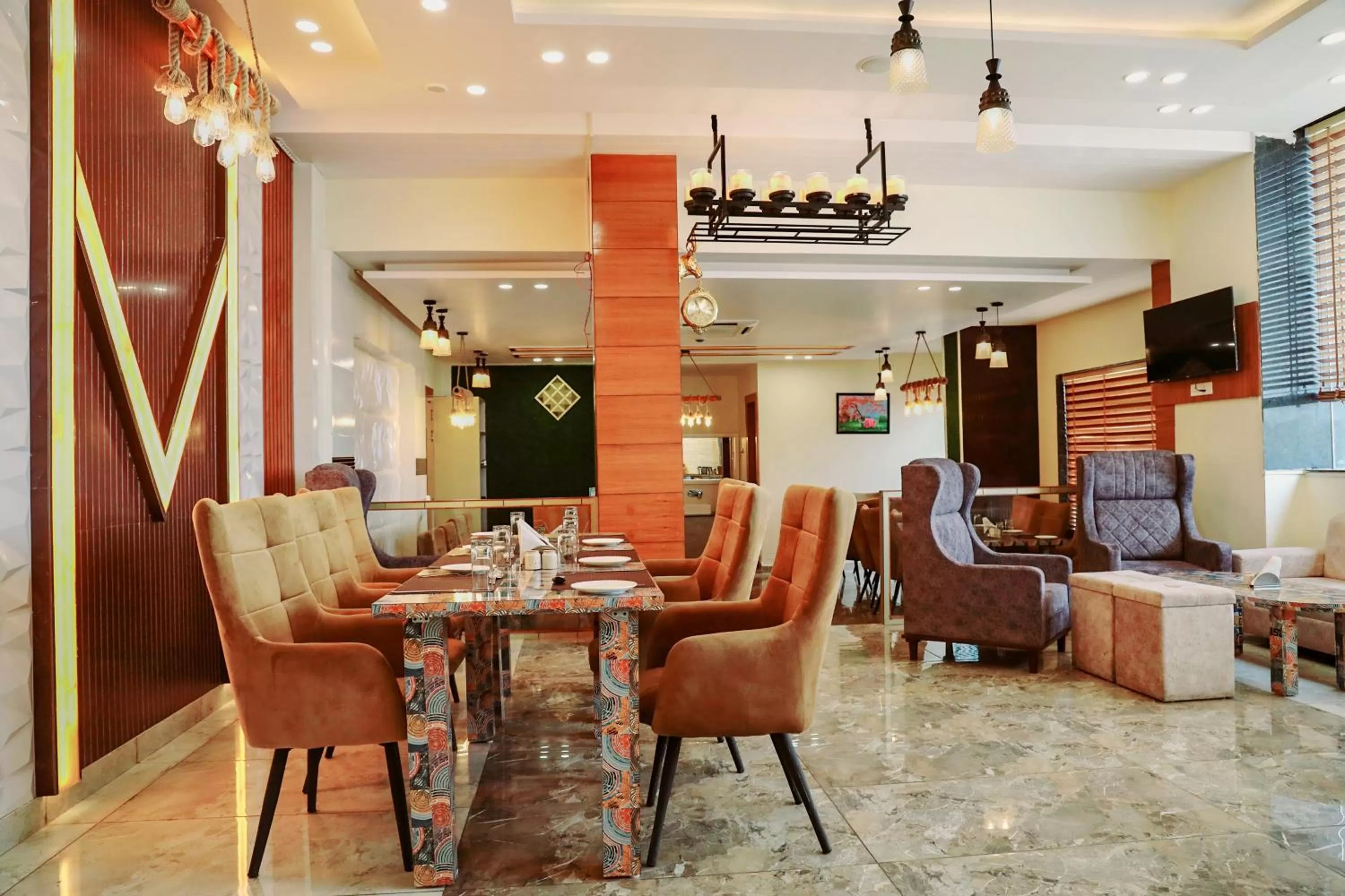 Restaurant/places to eat in Hotel Vasdaa Grand