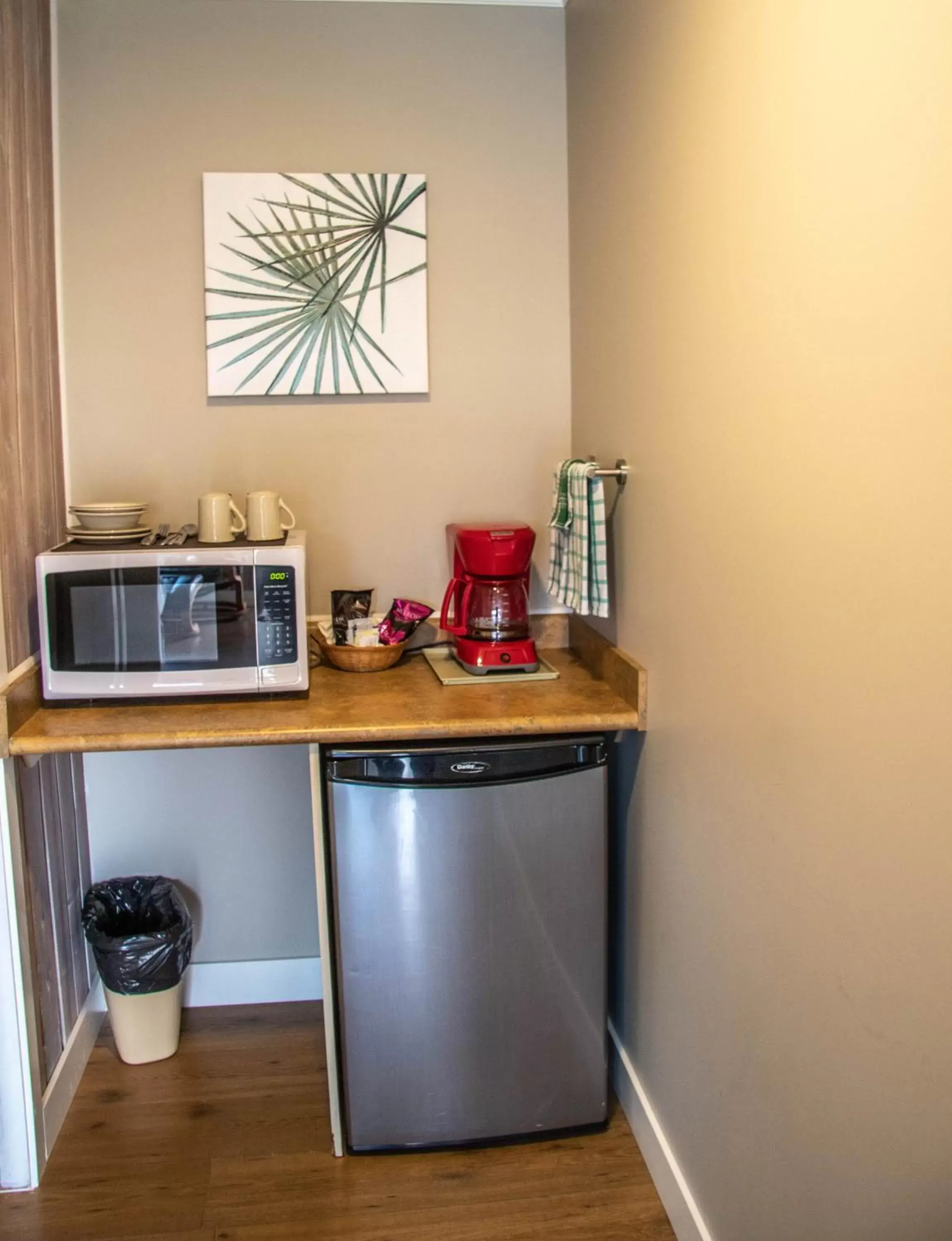 Day, Kitchen/Kitchenette in The Cedarwood Inn & Suites