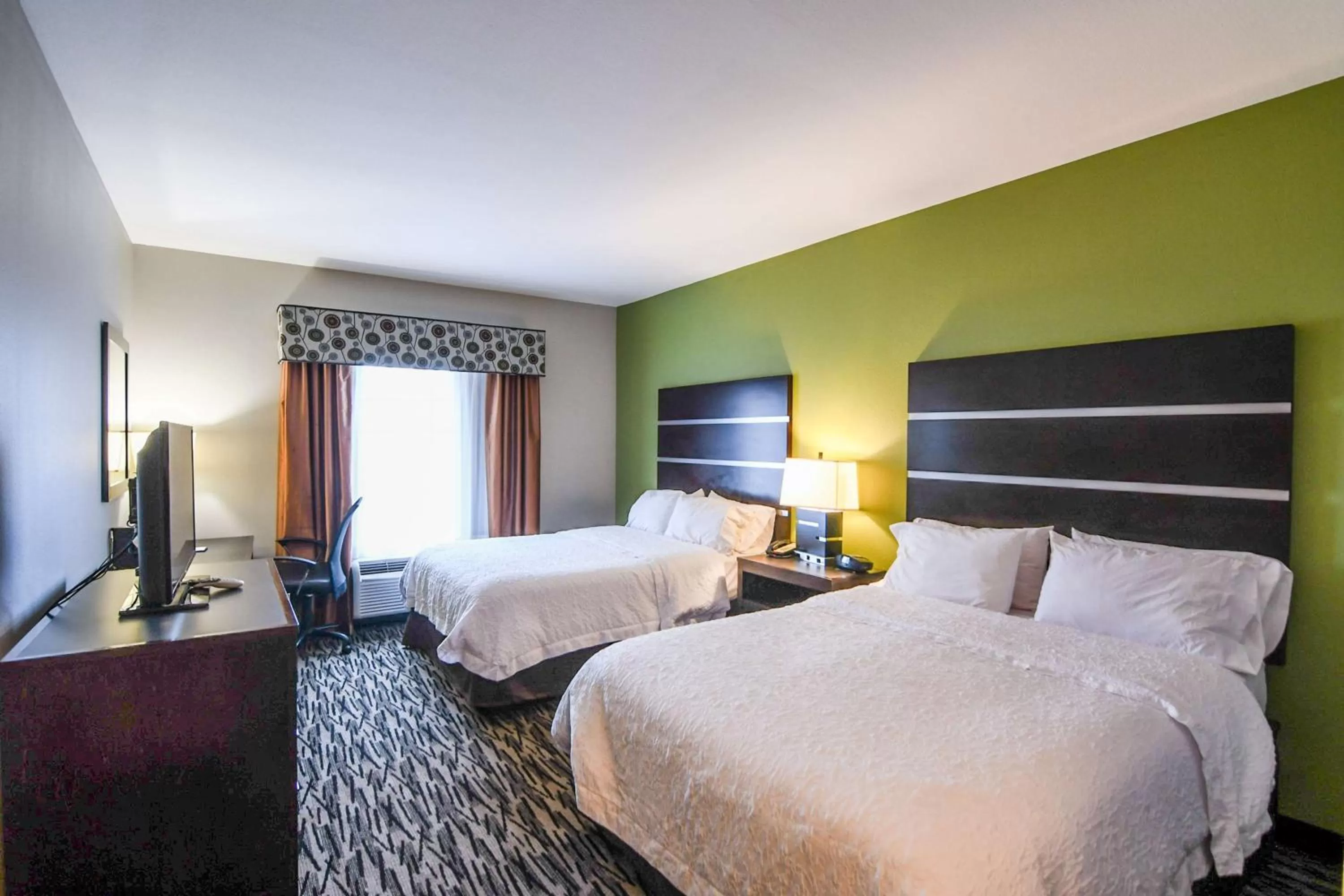 Bedroom, Bed in Hampton Inn Foley