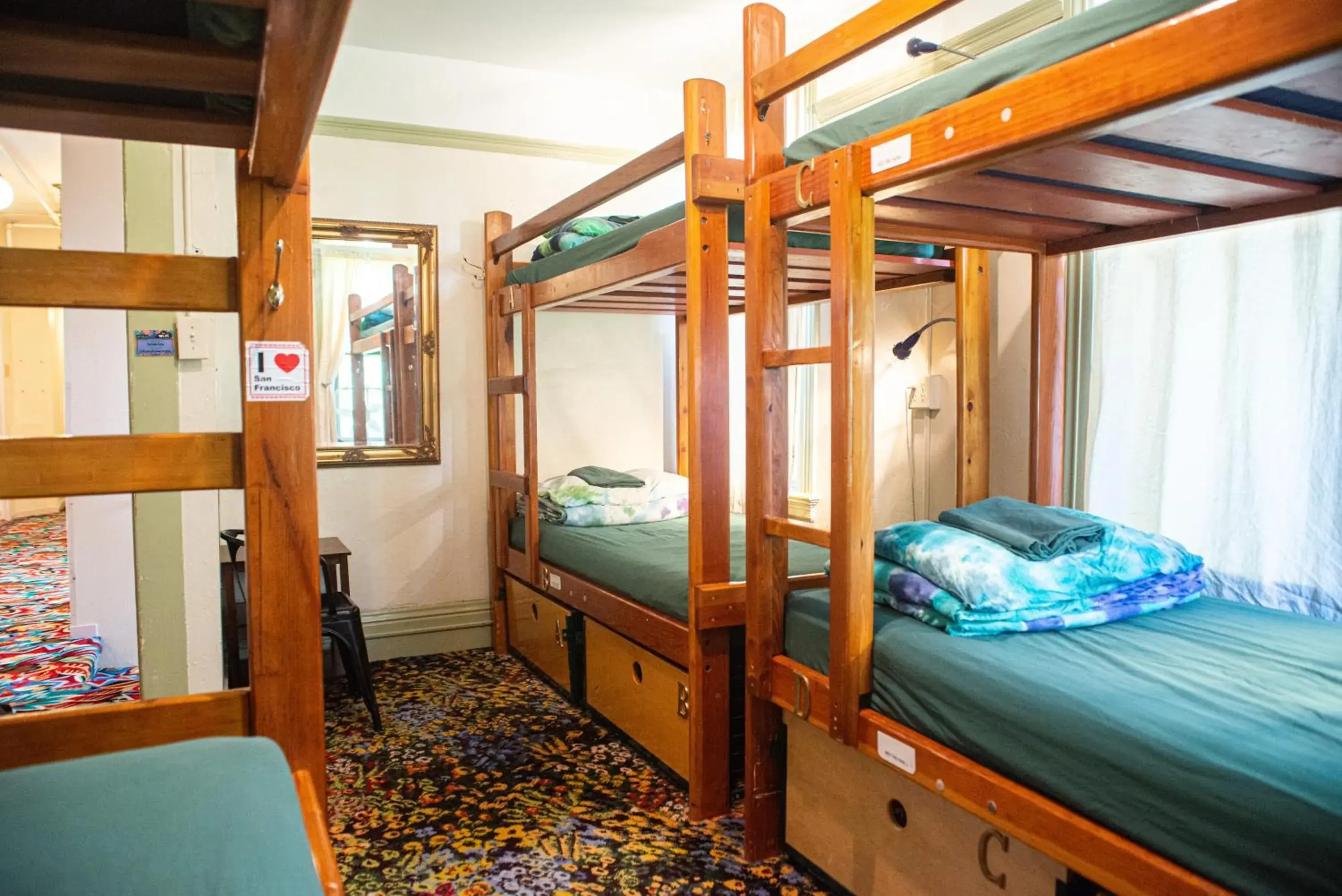 Single Bed in Mixed Dormitory Room with Shared Bathroom in Green Tortoise Hostel Single Bed in Mixed Dormitory Room with Shared Bathroom in Green Tortoise Hostel