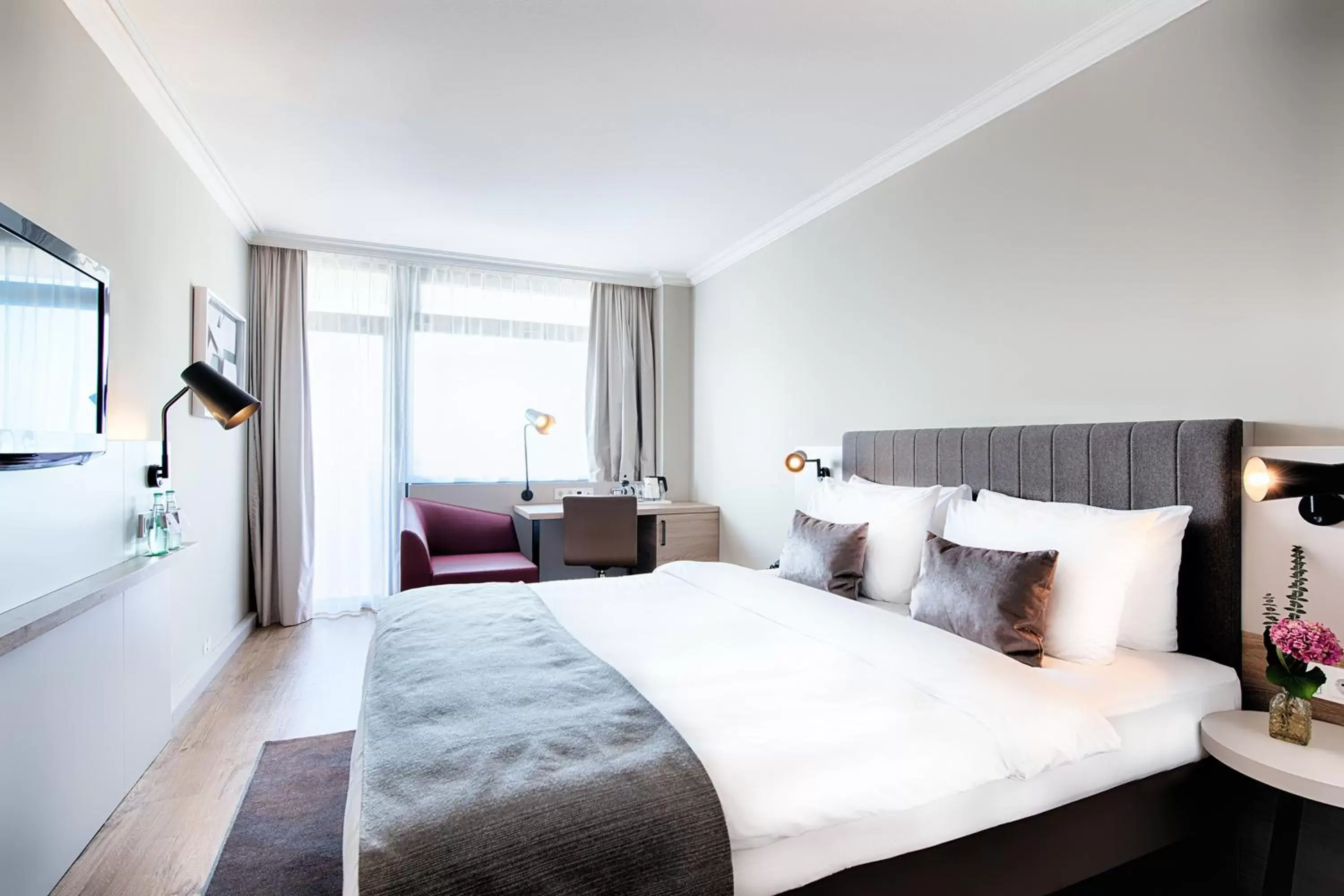 Photo of the whole room, Bed in Crowne Plaza Frankfurt Congress Hotel, an IHG Hotel