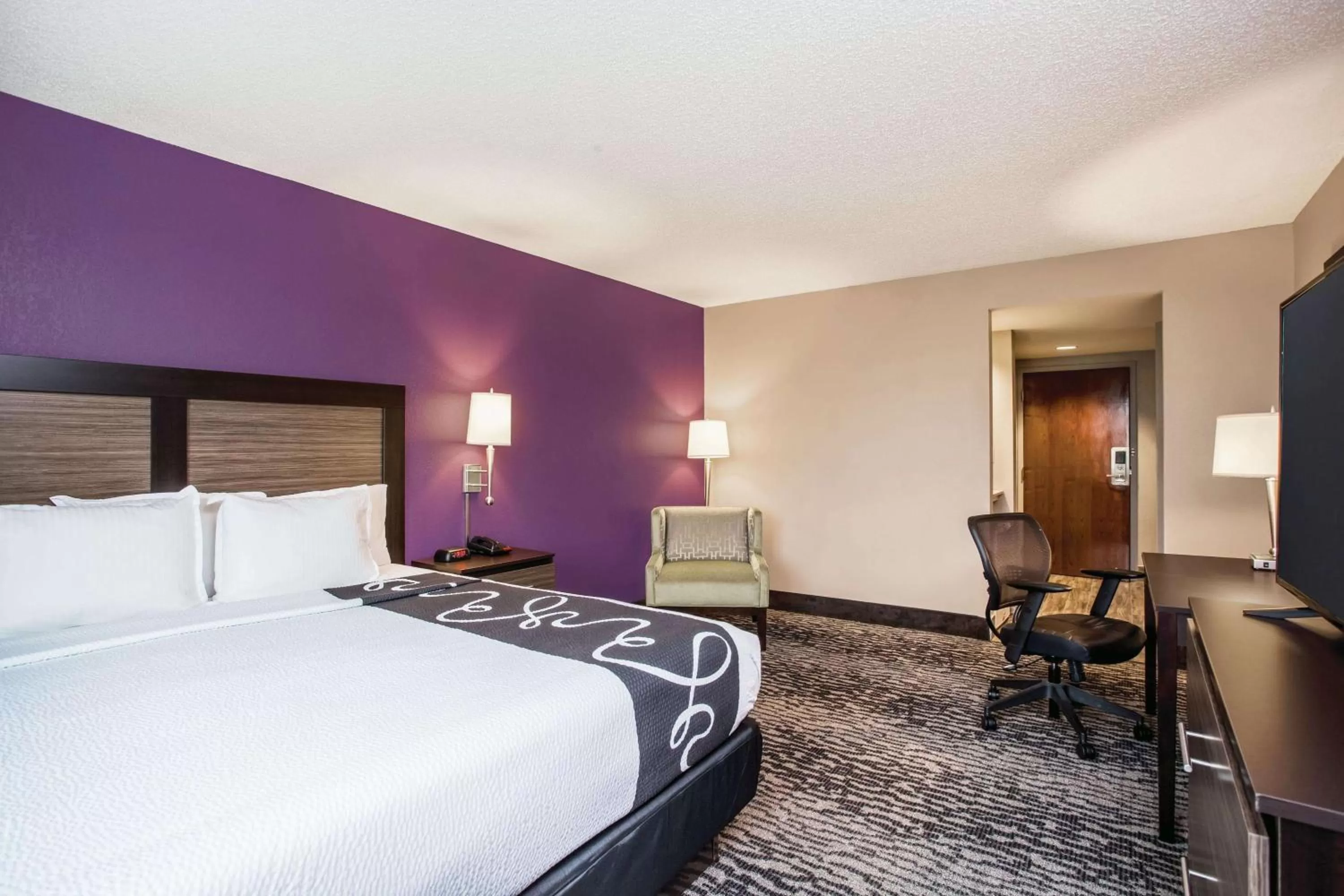 Photo of the whole room, Bed in La Quinta by Wyndham Clearwater South