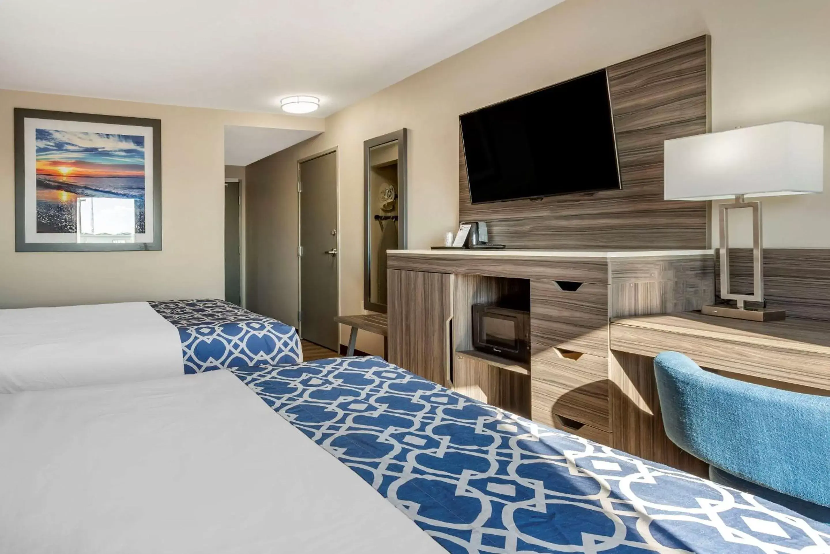 Bed, TV/Entertainment Center in The Waves Hotel, Ascend Hotel Collection