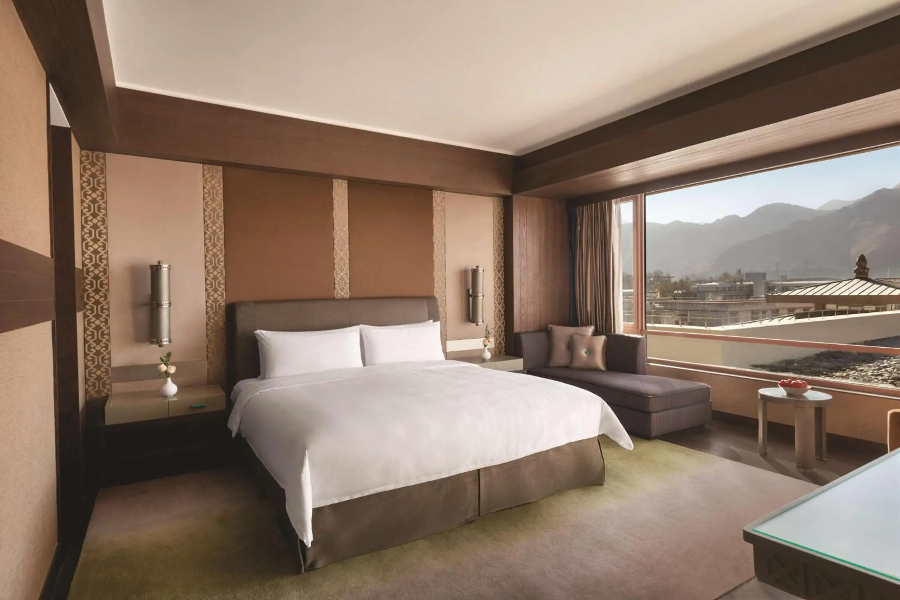 Photo of the whole room, Bed in Shangri-La Lhasa