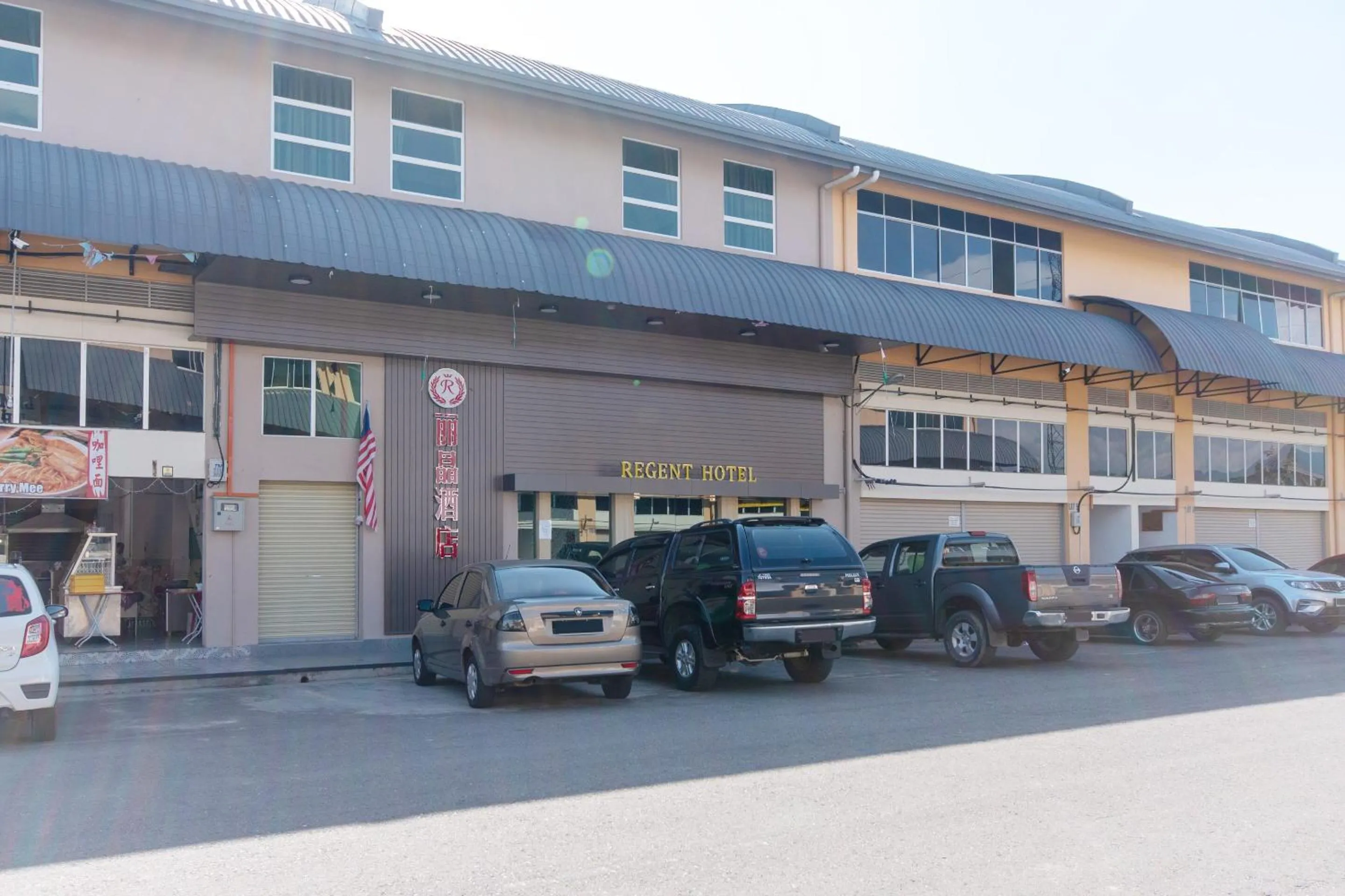 Facade/entrance, Property Building in OYO 89375 Regent Hotel