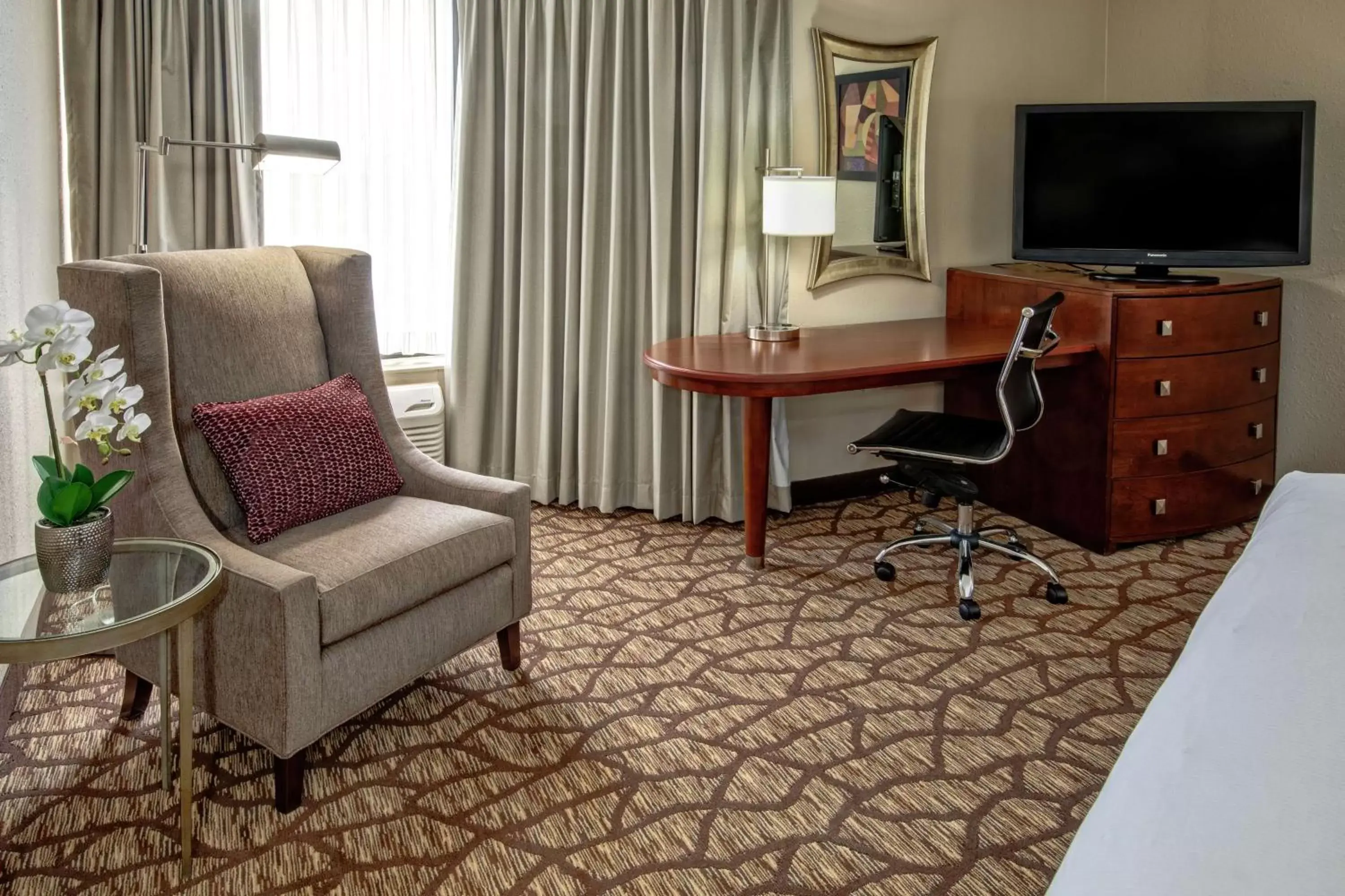 Bedroom, Seating Area in DoubleTree by Hilton Jackson