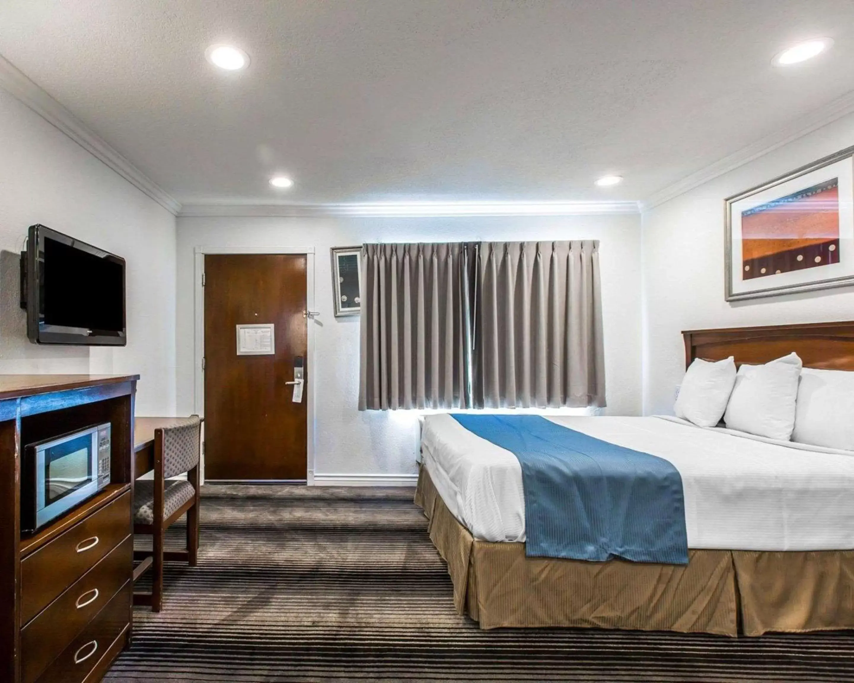 Photo of the whole room, Bed in Rodeway Inn & Suites Pacific Coast Highway