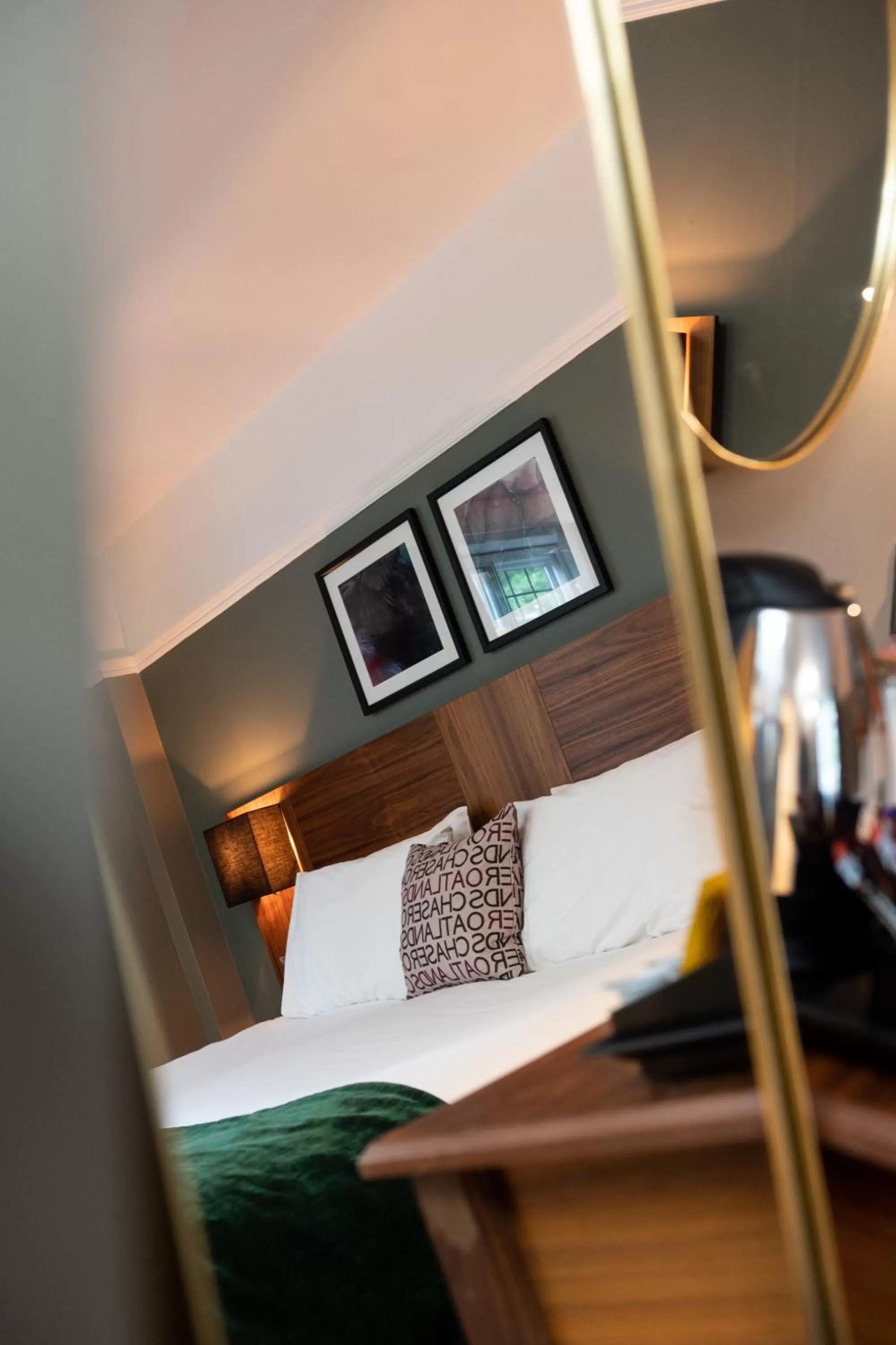 Photo of the whole room, Bed in The Oatlands Chaser by Innkeeper's Collection