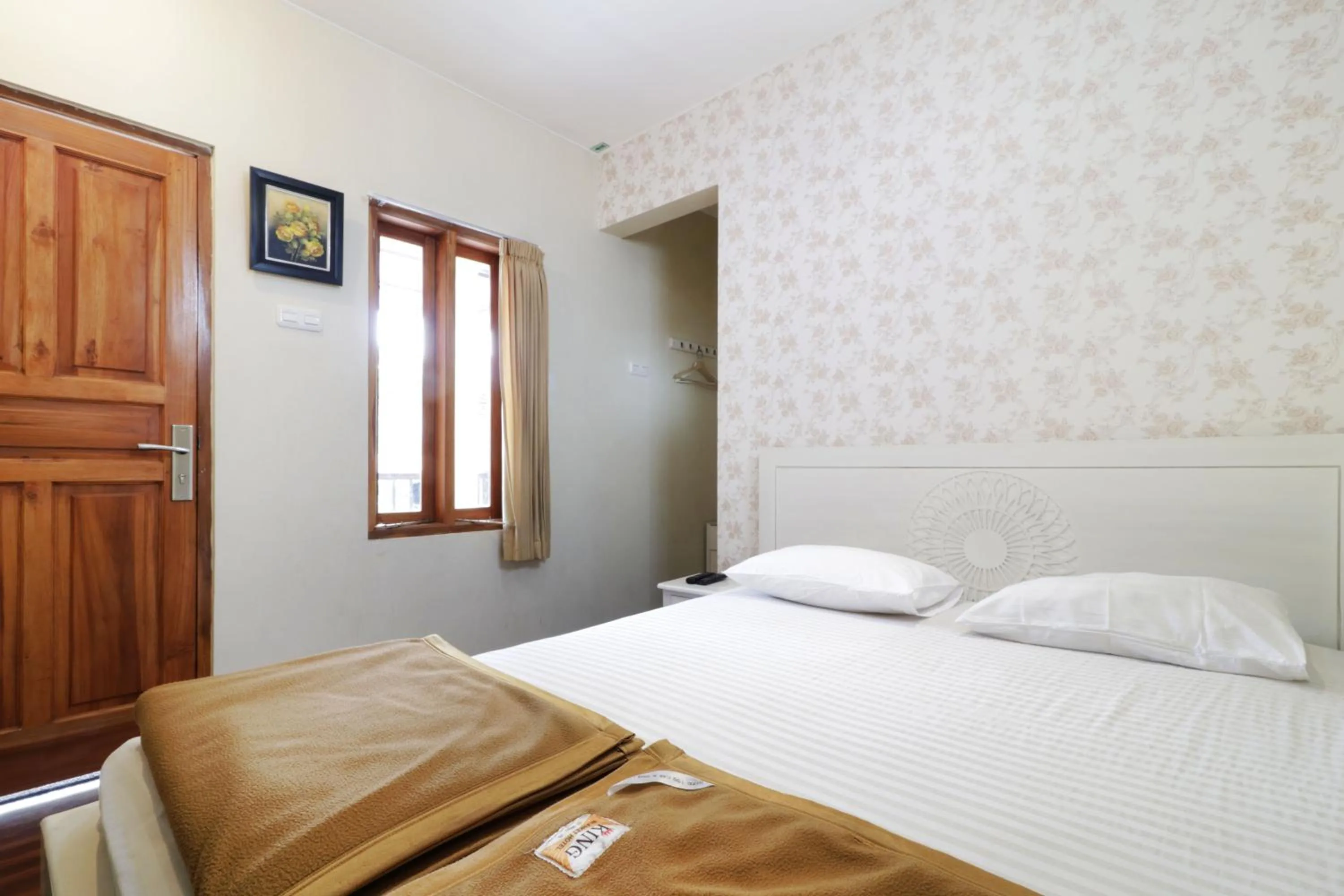 Bedroom, Bed in Jayagiri Guesthouse By Belgareti