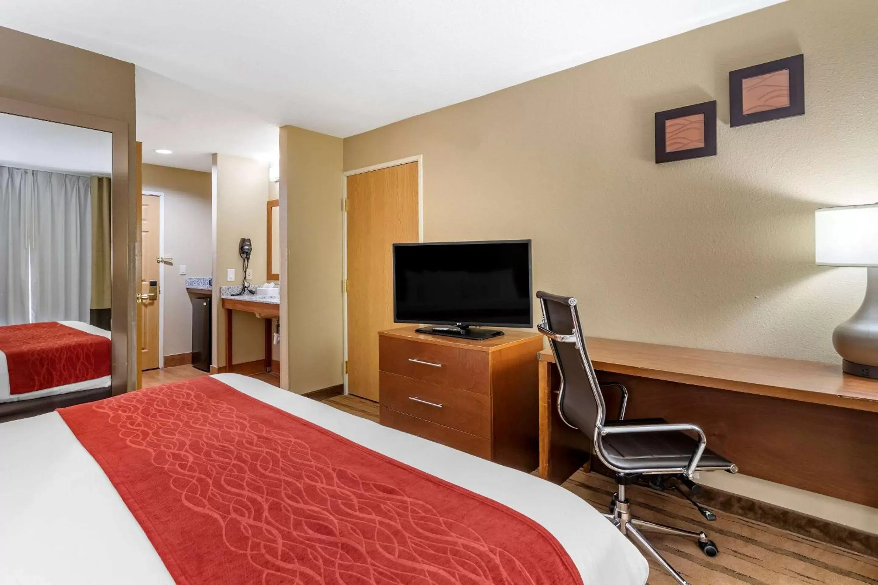 Photo of the whole room, TV/Entertainment Center in Comfort Inn & Suites Cedar Rapids North - Collins Road