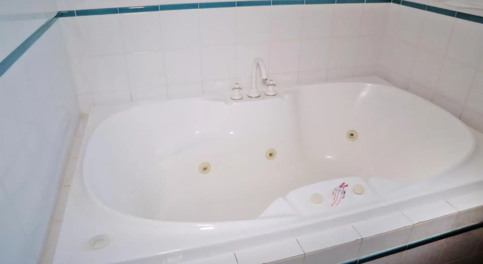 Hot Tub, Bathroom in Sapphire Waters Motor Inn